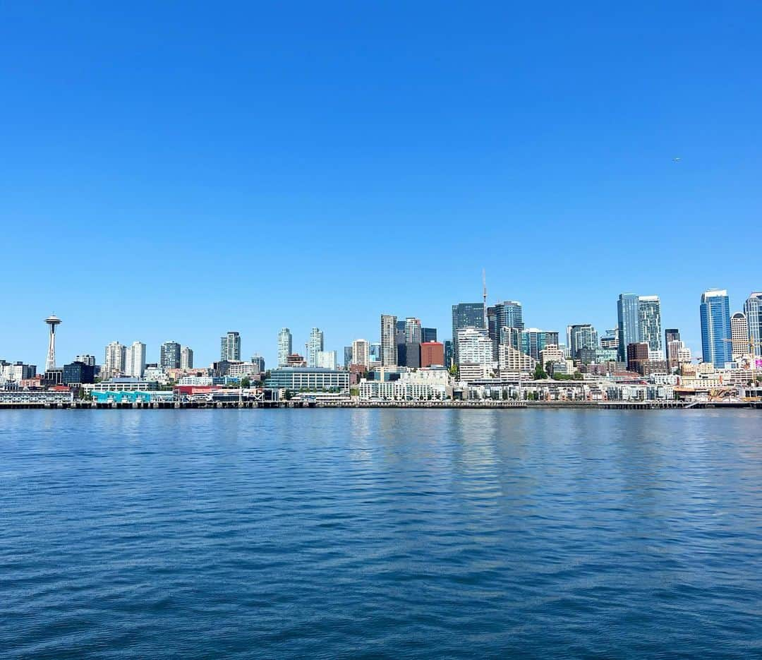 マキ・コニクソンさんのインスタグラム写真 - (マキ・コニクソンInstagram)「Good morning from Seattle.  West SeattleにあるAlki Beachから見るDowntown Seattleの景色が大好きで、 学生の頃ホームシックになるとよくここに 来てたっけ。私にとって思い出の場所。 この景色を見ながらよく泣いてたなぁ…😢  ダウンダウン シアトルに “頑張れ！諦めるな！ 絶対に結果が出るから！って 自分で勝手に妄想して励まされてたよ。  Alki Beachは今じゃあ 人気スポットだけど35年前は全然違ってた。 時代の流れを感じます。  今回は思い切ってシアトルに来て良かった。Uncle JimとAunty Annieに会えた。 何があっても後悔しないよ。 Jimおじさんはすっかり痩せてたけど 以前同様ハンサムでした。 ずっとJimおじさんを支えてるAnnie おばさんの献身的な姿勢に胸を打たれました。  2人の絆に感動しています。🥹 本物の”True love”❤️❤️ 結婚するってこうゆー事なんだよね。 ↓ 病める時も健やかなる時も、 悲しみの時も喜びの時も、 貧しい時も富める時も、 これを愛し、これを助け、これを慰め、 これを敬い、その命のある限り 心を尽くすことを誓いますか？ ↑ 結婚する時に神父さまの前で誓うよね。 皆んな簡単にYesって言うけど 実際はどうなんだろう？出来るのかなぁ。 ひしひしと言葉の重みを感じます…  Michael のファミリーは結婚してない私を 温かく迎え入れてくれて本当に感謝しかない。  ジムおじさんが大好きなコオリナに もう一度行きたいって言ってた。 元気になってどうやってでも来て欲しい。 またうちに来て私の手料理を食べて欲しい。 欲を言ったらキリがない。 今回会えて本当に良かった。 生きててくれるだけで嬉しい。  思い立ったら行動にすべし！ これっきゃないね。☝🏼  It was great seeing you Jim and Annie!  You guys are so beautiful inside and outside! I respect you so much and  “Always” love you !! ❤️❤️ I am looking forward to seeing you soon !!   ハワイに帰りまぁす。✈️👋🏼  #エアシアトル #シアトルのおすそ分け👍🏼  #思い出の場所 #思いたったらすぐ行動  #後悔しない生き方  #優しいファミリー #truelove❤️」7月9日 3時15分 - makikonikson