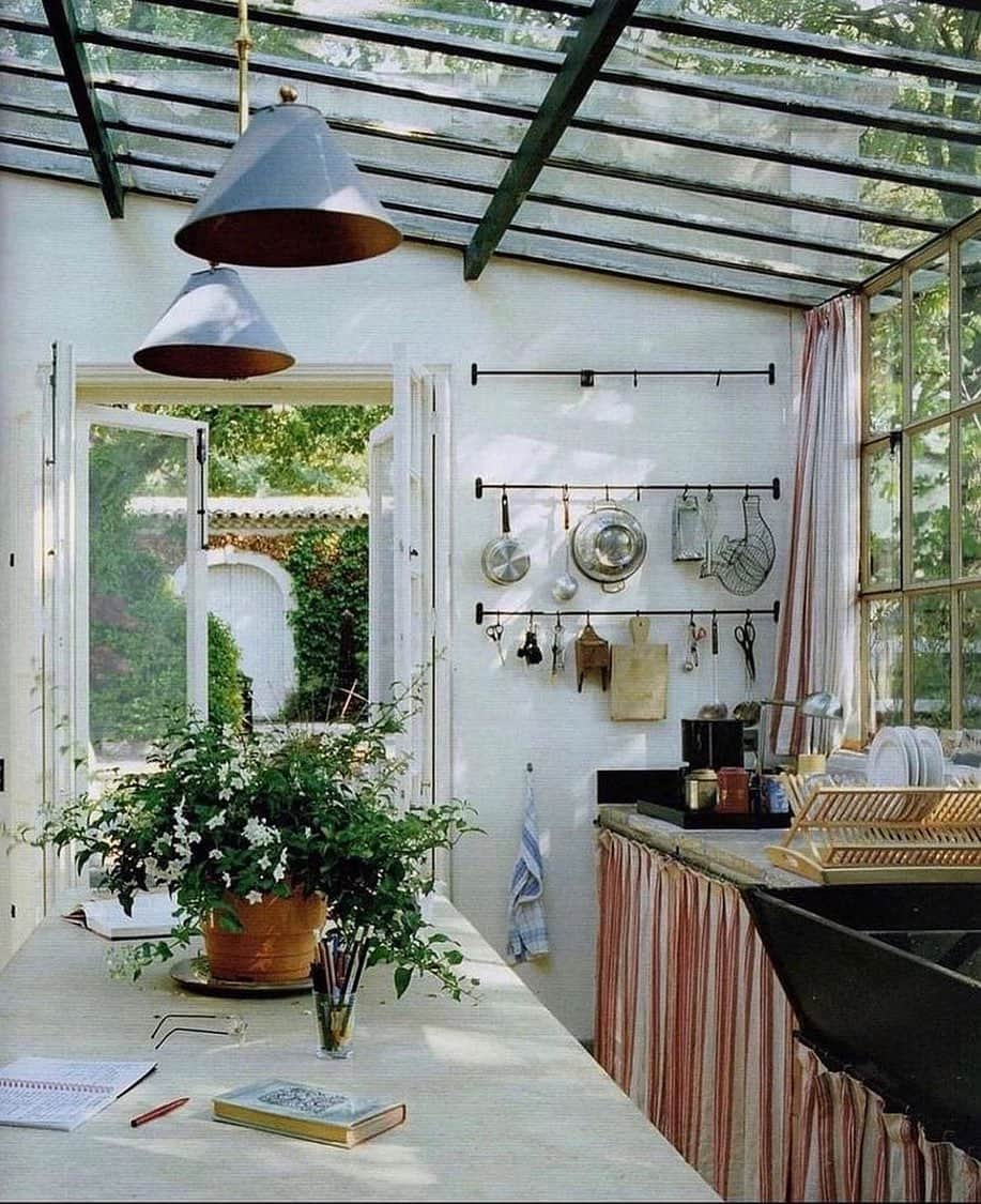 Meganさんのインスタグラム写真 - (MeganInstagram)「A dreamy kitchen in Provence 🌿 via 〰️ @slow_roads via 〰️ @oliviagroome @theworldofinteriors  . . . . #theworldofinteriors #kitchen #homedecor #interiordesign #garden #provence #france」7月9日 3時23分 - zanzan_domus