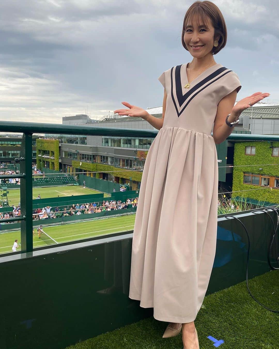 森上亜希子のインスタグラム：「今日は午前中雨が降っていたのですが、お昼からは日差しも出て蒸し暑い日になりました。  今日からはジュニアもスタートして日本のジュニア選手達も頑張っています‼️  本日の衣装です。 Styling by @mari_takarada   足首まであるロングのシックなワンピース👗  Dress @lephil_official   Shoes @pellico_japan (スタイリスト私物)  #wimbledon  #tennis #tennisplayer #nhk #解説 #衣装紹介 #ルフィル #ペリーコ」
