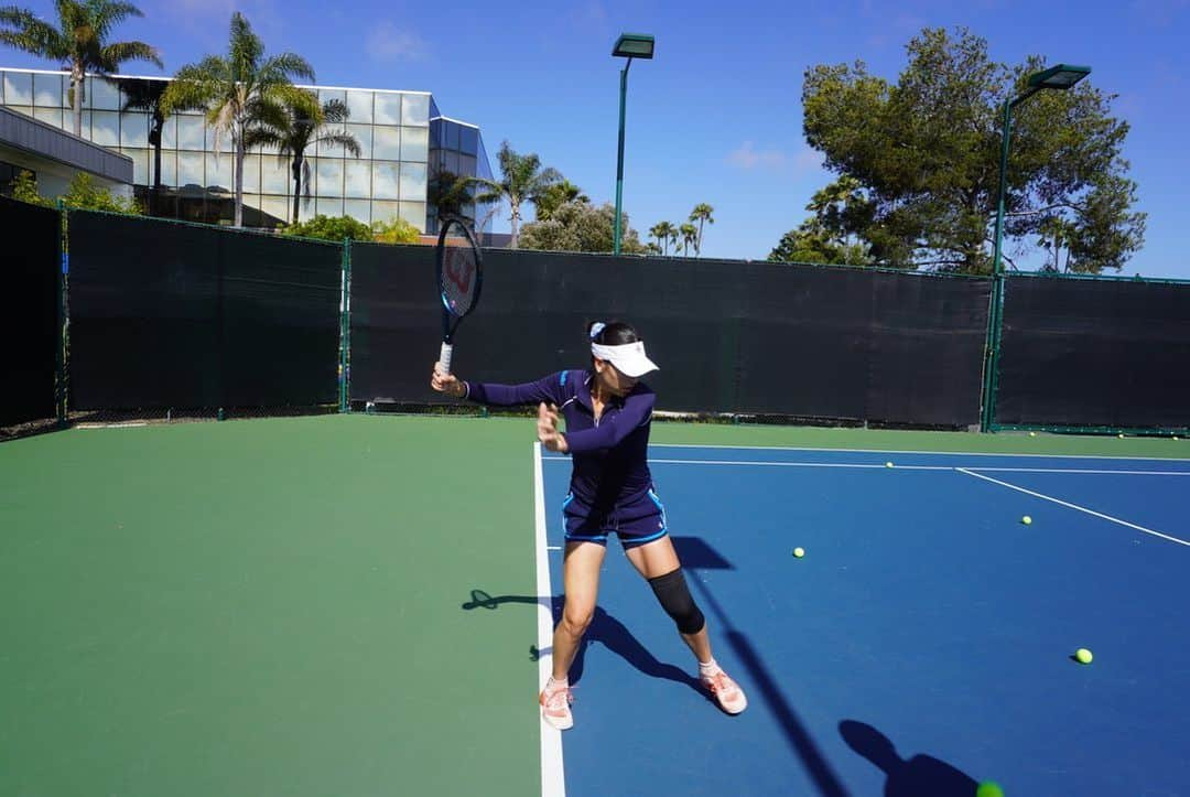 アイラ・トムリャノビッチさんのインスタグラム写真 - (アイラ・トムリャノビッチInstagram)「Some days I cry in the gym and some days I smile on the court.  I choose to show this one because it’s always about how you respond rather than how you react.  Also I’m not cute when I cry. Can’t wait for the “It was all worth it” moment. Happy weekend🤍」7月9日 3時49分 - ajlatom