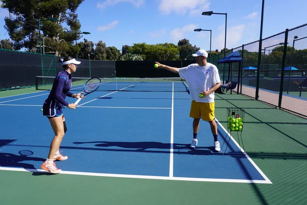 アイラ・トムリャノビッチのインスタグラム：「Some days I cry in the gym and some days I smile on the court.  I choose to show this one because it’s always about how you respond rather than how you react.  Also I’m not cute when I cry. Can’t wait for the “It was all worth it” moment. Happy weekend🤍」