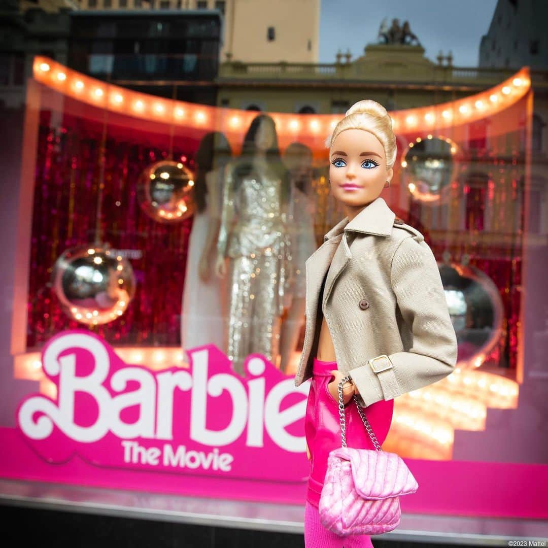 バービーさんのインスタグラム写真 - (バービーInstagram)「Our last few stops in Oz, checking out @myer’s @BarbieTheMovie display and exploring Ferntree Gully. See you soon LA! 💕✈️ #BarbieTheMovie #barbie #barbiestyle」7月9日 3時50分 - barbiestyle