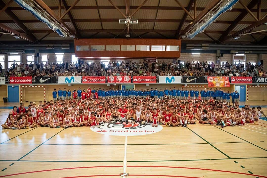 パウ・ガソルのインスタグラム：「340 jugadores, 26 países y mucho baloncesto! Gracias por formar parte de la 19ª edición de la Pau Gasol Academy by @santander_es! 🏀  También quiero agradecer a @raquelcarrera14 por sumarse al día de las finales y a todos nuestros patrocinadores por contribuir a un año más de nuestra Academia!! 🙌🏼」