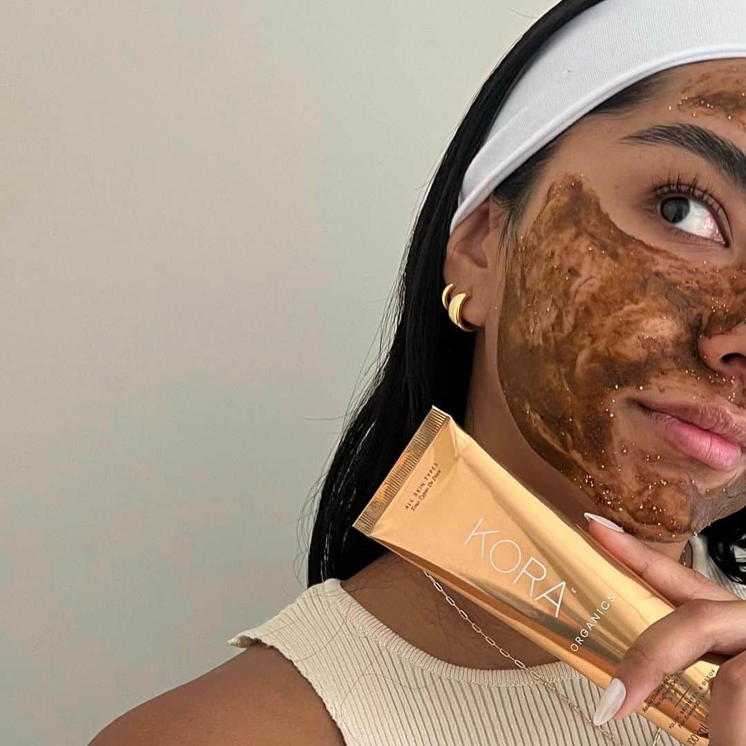 KORA Organicsさんのインスタグラム写真 - (KORA OrganicsInstagram)「Our certified organic, turmeric-powered facial in a tube ✨🧡  Apply the Turmeric Brightening & Exfoliating Mask 2-3x a week for 5-15 mins to reveal a brighter, smoother, more even-complexion.」7月9日 4時00分 - koraorganics