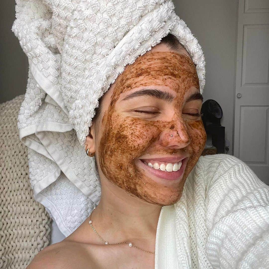 KORA Organicsさんのインスタグラム写真 - (KORA OrganicsInstagram)「Our certified organic, turmeric-powered facial in a tube ✨🧡  Apply the Turmeric Brightening & Exfoliating Mask 2-3x a week for 5-15 mins to reveal a brighter, smoother, more even-complexion.」7月9日 4時00分 - koraorganics