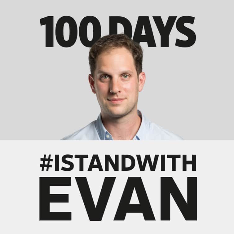 ジュリア・ルイス＝ドレイファスのインスタグラム：「It has been 100 days since Wall Street Journal reporter Evan Gershkovich was wrongfully detained by Russia during a reporting trip. Journalism is not a crime, and we will not rest until Evan is released. 100 days is 100 days too long. #IStandWithEvan」