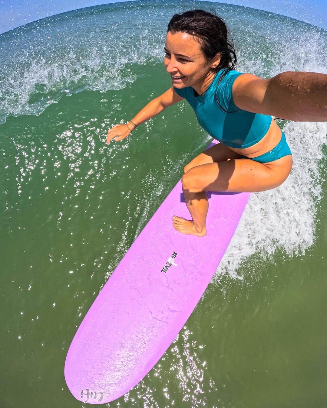 ジョアン・ディファイのインスタグラム：「Baby surf !  Can’t wait to hit Jbay’s green walls 🤩   Meanwhile, there is a #giveaway for you :  Win a signed rashy from Saquarema by answering in the comments to this questions :   - In my last episode of my web series “With JoJo”, what Netflix show we are watching during the first layday ?!??! 😏😏🤓  (a clue : it’s a current subject in the sport world)  Link in BIO for the episode !   You have 48h to find the answer, I will give you an other clue tomorrow if you don’t find it !」