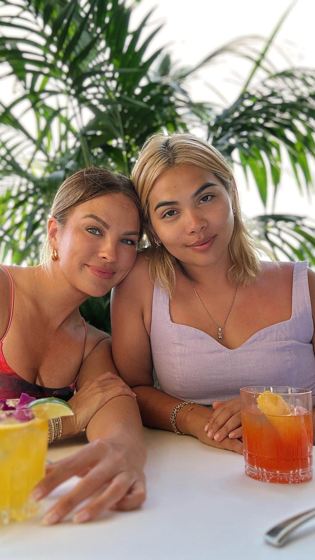 ヘイリー・キヨコのインスタグラム：「Where you go, I go 💜🌺」