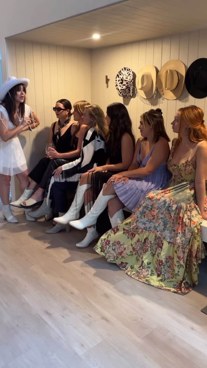 ヘイレイ・オランティアのインスタグラム：「Okay ladies, now let’s get in formation #bacheloretteparty」