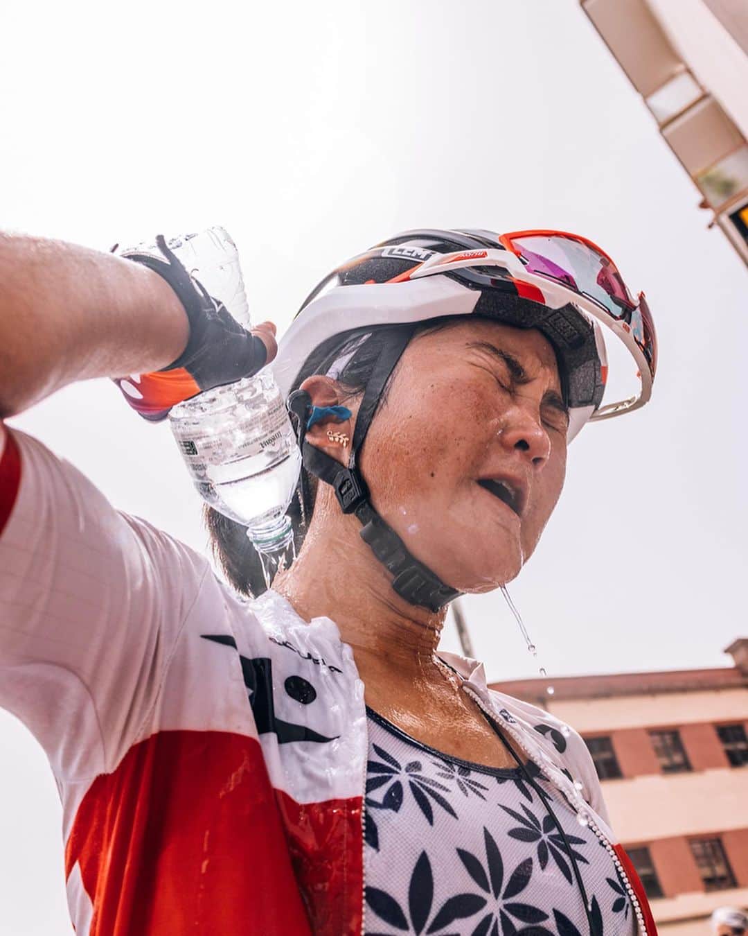 與那嶺恵理のインスタグラム：「WHAT A HOT DAY 🥵 in Sardegna🏝 Photos say it all about how it was 🥵 . . I don’t care how ugly my face was 🙈  At first cooling down 🚿🍼and COKE as always⭕️  . . Stage 8 @girodonneofficial ✔️  Anyway, Final stage tomorrow !!!  . . 📸: @oskarsbrook  #今日のエリさん　#HumanPoweredHealth」