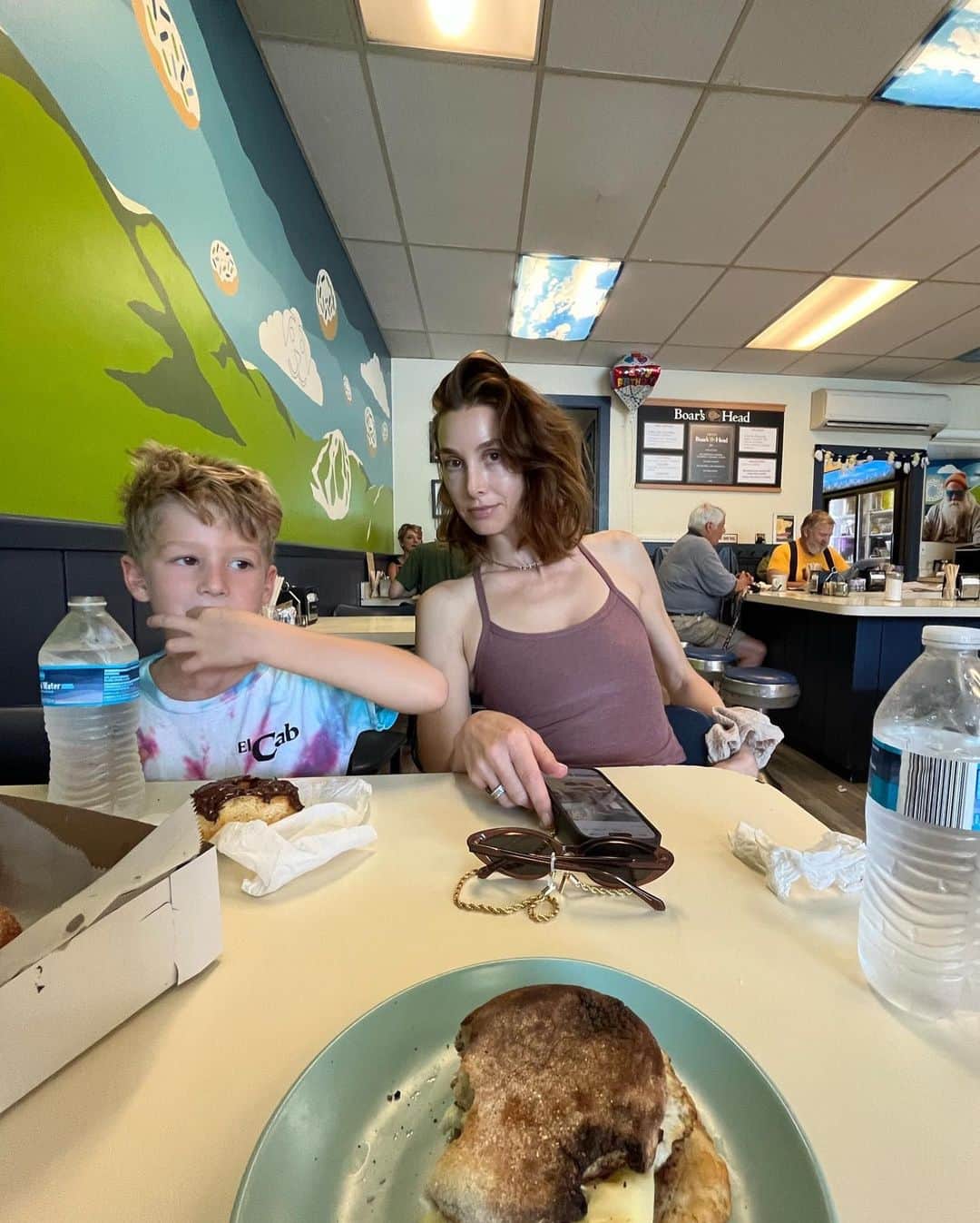 のインスタグラム：「ROAD TRIP: Vermont to Pound Ridge, NY w/ a stop in Milford, CT.  some essentials: * @willoughbysvt 🍩  * @cetaphilus wipes for face & 🙌🏻  * @touchland hand sanitizer * @beyondyoga set * @tower28beauty 🆘 spray * @stanley_brand cup * @haribousa 🐸 and twin 🐍  * @thatsit bars * @freepeople scrunchie  * @capecodchips」