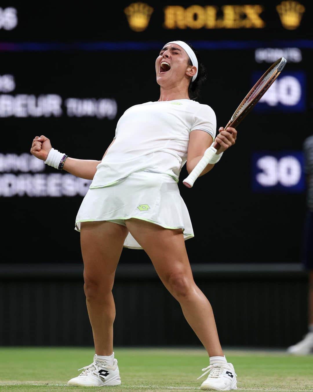 WTA（女子テニス協会）さんのインスタグラム写真 - (WTA（女子テニス協会）Instagram)「Are you not entertained!?! 🤺  An absolute BATTLE royale on Centre Court as @onsjabeur completes the comeback against Andreescu, 3-6, 6-3, 6-4!   #Wimbledon」7月9日 4時54分 - wta