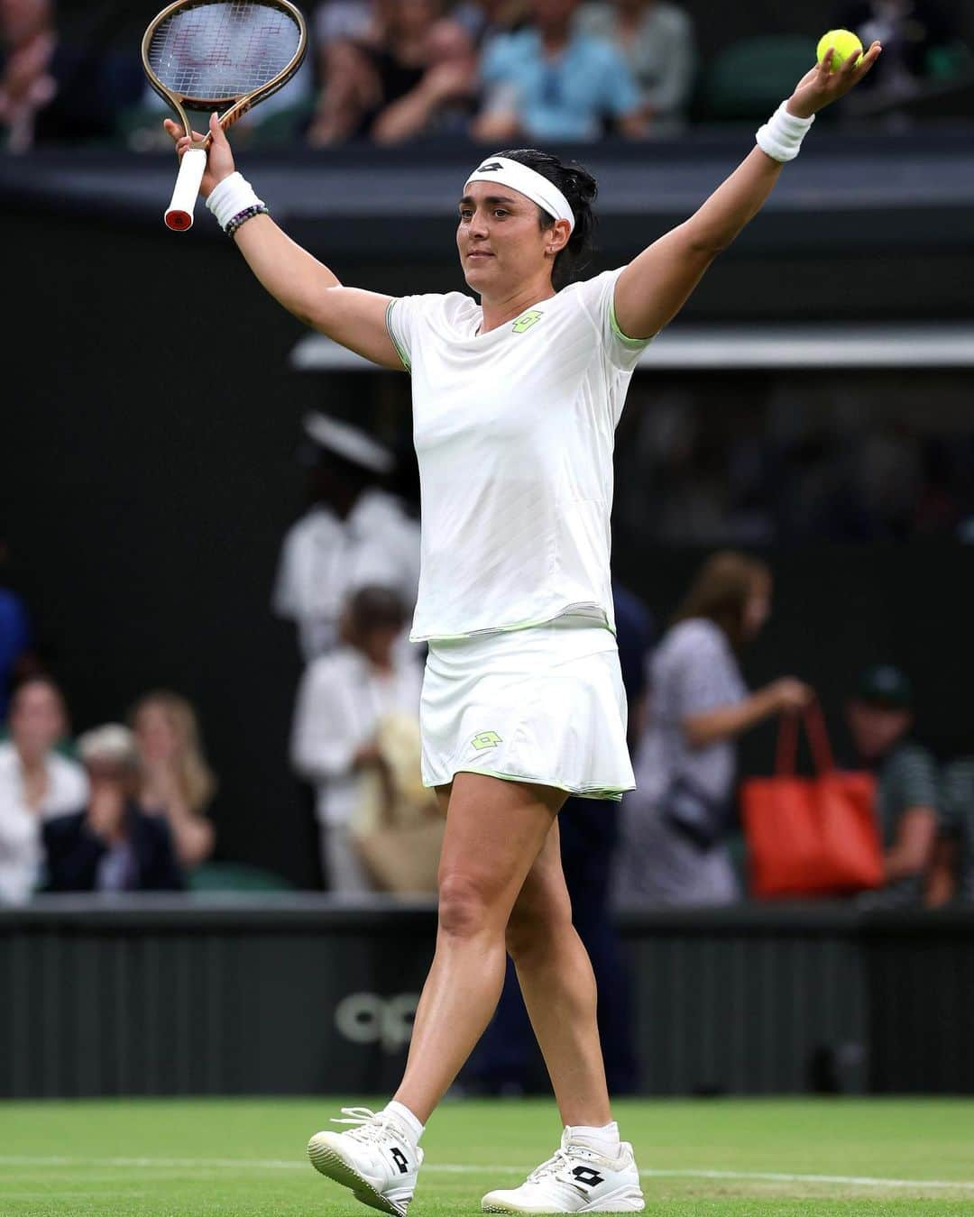 WTA（女子テニス協会）さんのインスタグラム写真 - (WTA（女子テニス協会）Instagram)「Are you not entertained!?! 🤺  An absolute BATTLE royale on Centre Court as @onsjabeur completes the comeback against Andreescu, 3-6, 6-3, 6-4!   #Wimbledon」7月9日 4時54分 - wta