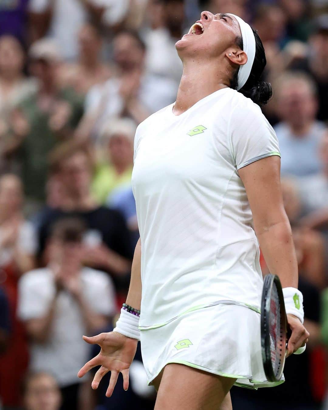 WTA（女子テニス協会）のインスタグラム：「Are you not entertained!?! 🤺  An absolute BATTLE royale on Centre Court as @onsjabeur completes the comeback against Andreescu, 3-6, 6-3, 6-4!   #Wimbledon」
