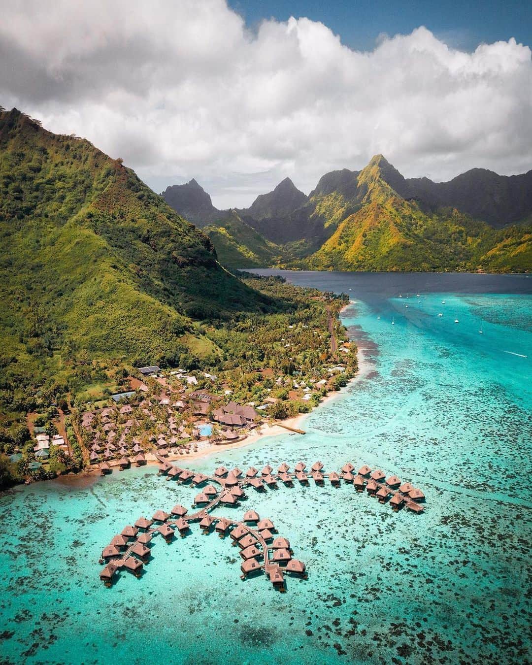 Discover Earthさんのインスタグラム写真 - (Discover EarthInstagram)「French Polynesia in snapshots 🌺🌴  ☝🏼Which one is your favorite picture ?   📍French Polynesia, France  🇵🇫 #DiscoverFrenchPolynesia with @ryanresatka」7月9日 4時56分 - discoverearth