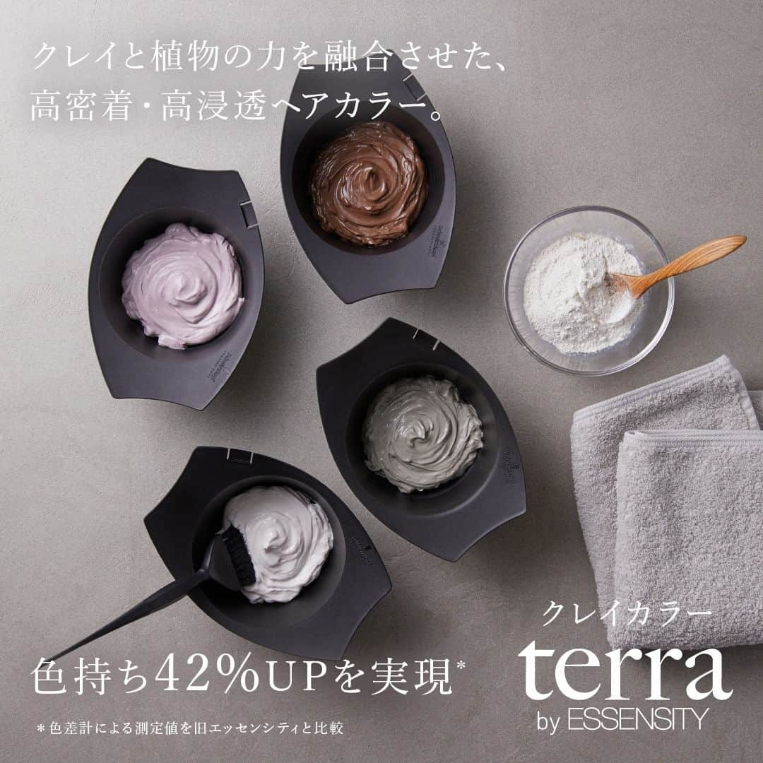 Schwarzkopf Professional Japanさんのインスタグラム写真 - (Schwarzkopf Professional JapanInstagram)「クレイカラー ”terra（テラ）”  人の印象を大きく左右する髪。 しっかりとした発色で髪を彩り、なめらかな質感とツヤを毛先まで纏う。 脅威のリピート率を誇る、ワンラク上のプレミアムヘアカラー。  ----------------------------------- 〈terraの特徴〉 ◎高浸透：パワフルな色艶と色持ち、とろけるような質感。 ◎やさしさの追求：クレイや植物、海洋成分に秘められた有用性に着目。 ◎高密着 ：どんな毛1本も取り残さない。  ------------------------- #テラ #terra #テラカラー #最高級 #プレミアムカラー #クレイカラー #クレイヘアカラー #ヘアカラー #自然由来成分 #色持ち #シュワルツコフ #シュワルツコフプロフェッショナル #schwarzkopf #schwarzkopfprofessional」7月9日 5時00分 - schwarzkopfjapan