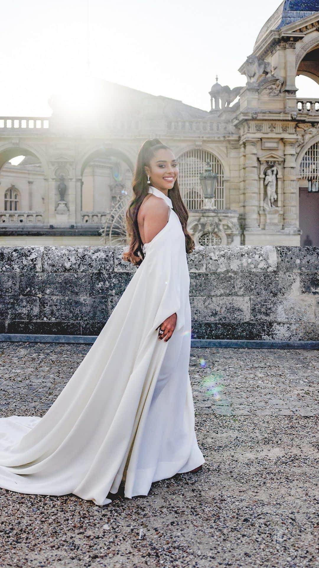 のインスタグラム：「@balqeesfathi @raye, @saintjhn, @olympiagreece and @jeremyoharris spotted at Valentino “Un Château, the new Haute Couture collection revealed outside of Paris.   For the show, the guests were seen in full #ValentinoBlackTie looks, styled with the #ValenTie and #ValentinoEyewear made with @akonigroup   #ValentinoUnChateau #ValentinoHauteCouture  Videographer: @nishajohny @jonathanjacobs_」