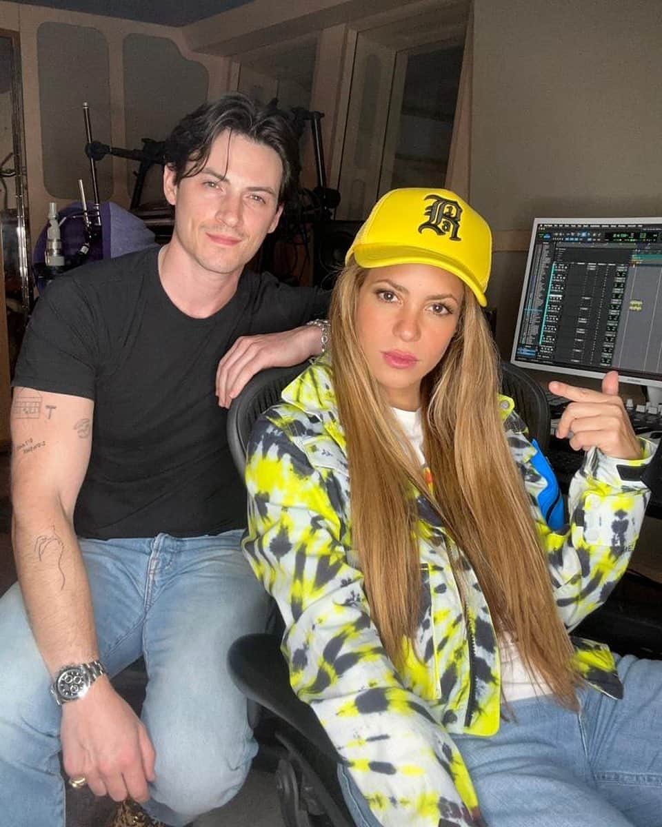 シャキーラのインスタグラム：「In London working with @iamdavidstewart on what might be my next single」