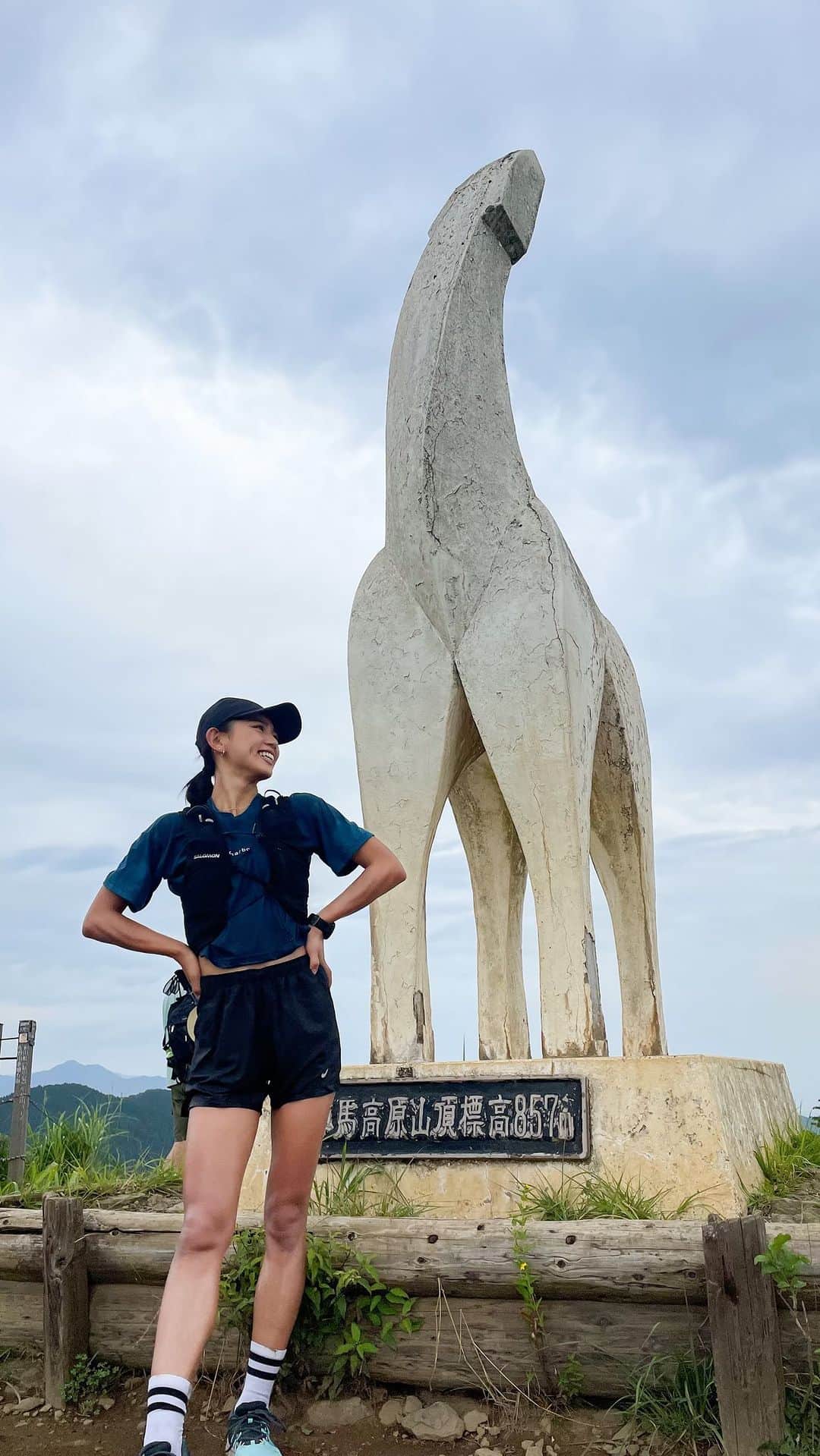 坪井ミサトのインスタグラム：「久々のトレラン🏃‍♀️⛰️🔥  山16km +ロード3km  陣馬山に着いたときの 達成感はたまりません🥹❣️  曇りだったけど蒸し暑くて 下向いたら垂れるぐらいの滝汗💦笑 そして足元はドロドロ🤣  ゴールのお豆腐屋さんで ご褒美の寄せ豆腐食べて、 @topgearkenken さんが釣ったお魚の 押し寿司もいただき幸せすぎました🤤❣️ (美味し過ぎて鼻の穴広がってます。笑)  身体動かしてから食べるご飯って なんでこんなに美味しいのだ、、、  リードしてくださった白方さん 一緒に走ってくれたみなさま ありがとうございました🥰  本日は絶賛筋肉痛です🙏  #トレラン #トレイルランニング #run #running #workout」