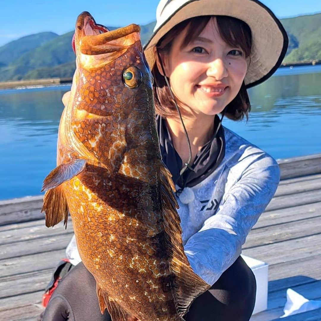 晴山由梨のインスタグラム：「まさに釣り天国の新上五島町🎣💛  先日OAされた「釣りうえ〜ぶ 長崎県新上五島町特集」が YouTubeでも配信中です！  釣りビジョンの公式YouTubeチャンネルで、 ぜひご覧ください😊  #長崎 #新上五島町 #アコウ #キジハタ #海上釣り堀 #堤防釣り #釣りビジョン #釣りうぇーぶ」