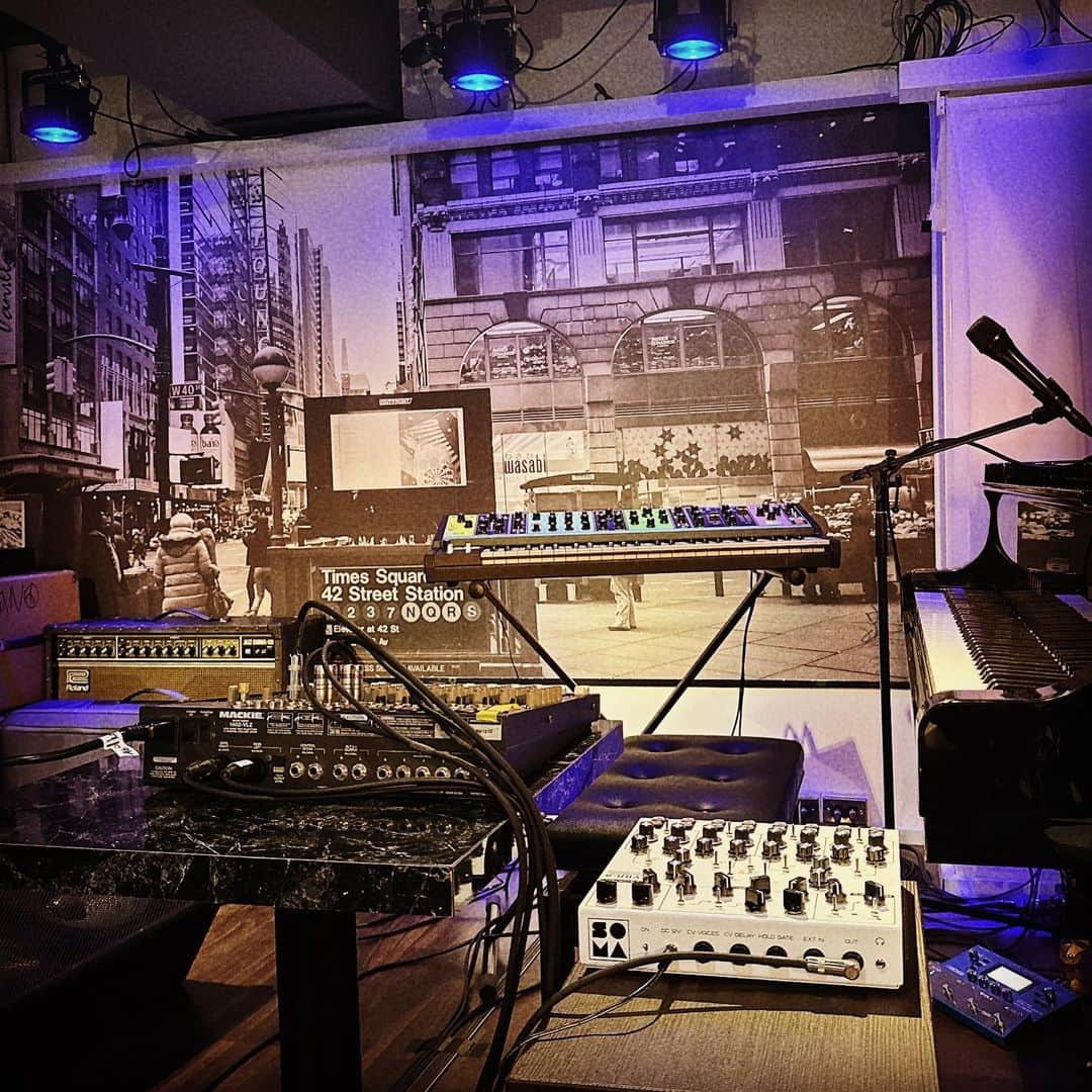 ただすけのインスタグラム：「リハ終わってカレーも食べ終わりました☺️ #moog #matriarch #soma  #lyra8 #boss #sy300」