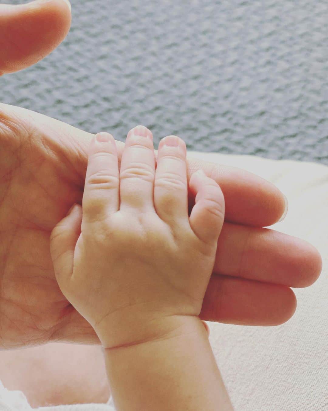 新井麻希のインスタグラム：「* 手足🤚🦶  ひょろひょろだった手足が、ぷっくりしてきました。 新生児だった27日間が終わり、無事に乳児に👶  ほんとにこの3日くらいの話なんですが、ぐっすりと眠る時間も、ご機嫌に起きている時間も、少しずつ増えてきました。  授乳間隔もぐちゃぐちゃだったのに、 3時間おきというのがなんとなく定着してきた😭  ちいちゃなちいちゃな赤ちゃん、毎日表情も顔も変わるから、携帯の写真のメモリーがすごいことになってます…」