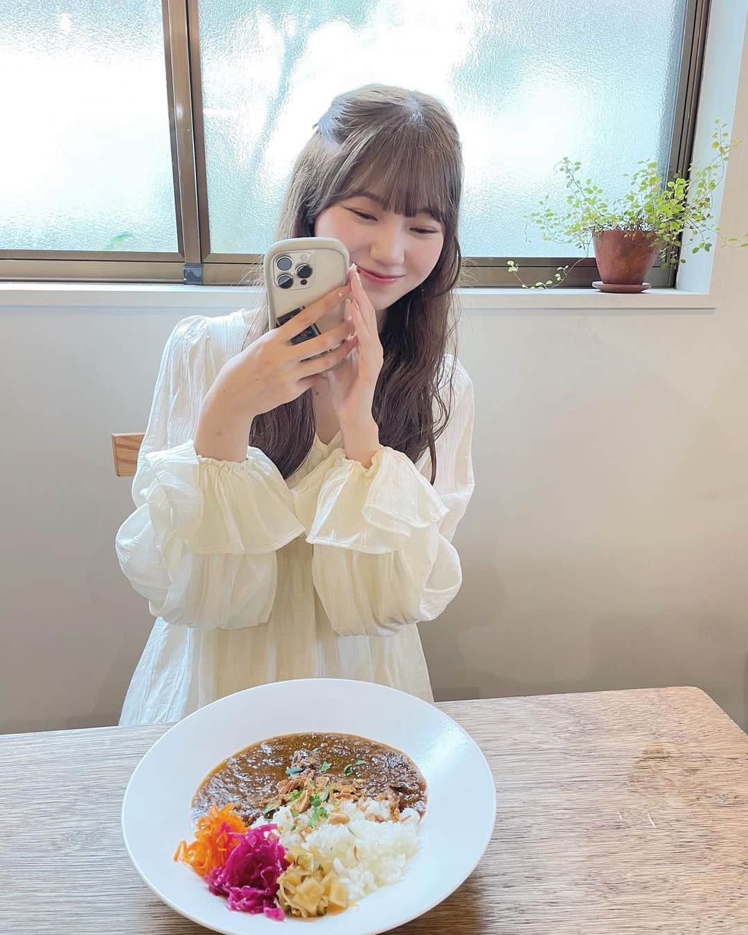 藤崎未夢さんのインスタグラム写真 - (藤崎未夢Instagram)「♡‬  📍フレンチカレーとお菓子のお店 Pino  気になっていてずっと行きたかったカレー屋さんへ お友達とデート🍛🤍  どれもおいしそうだったので2種類を半分こした！  普通のカレーやスパイスカレーとも違う いろんな味や食感が楽しめるカレーで どちらも本当に美味しかった〜🤤  お菓子も色々あってどれもおいし #そうだったよ！ お友達がレモンケーキ買ってくれた〜🍋  それにしてもお友達の写真のセンスが素晴らしすぎる､､🥺（1枚目と3枚目と4枚目） . .  #新潟 #新潟ランチ #pino  #フレンチカレーとお菓子の店pino #未夢ちゃんとデート」7月9日 15時05分 - miyu_miyu_ngt48