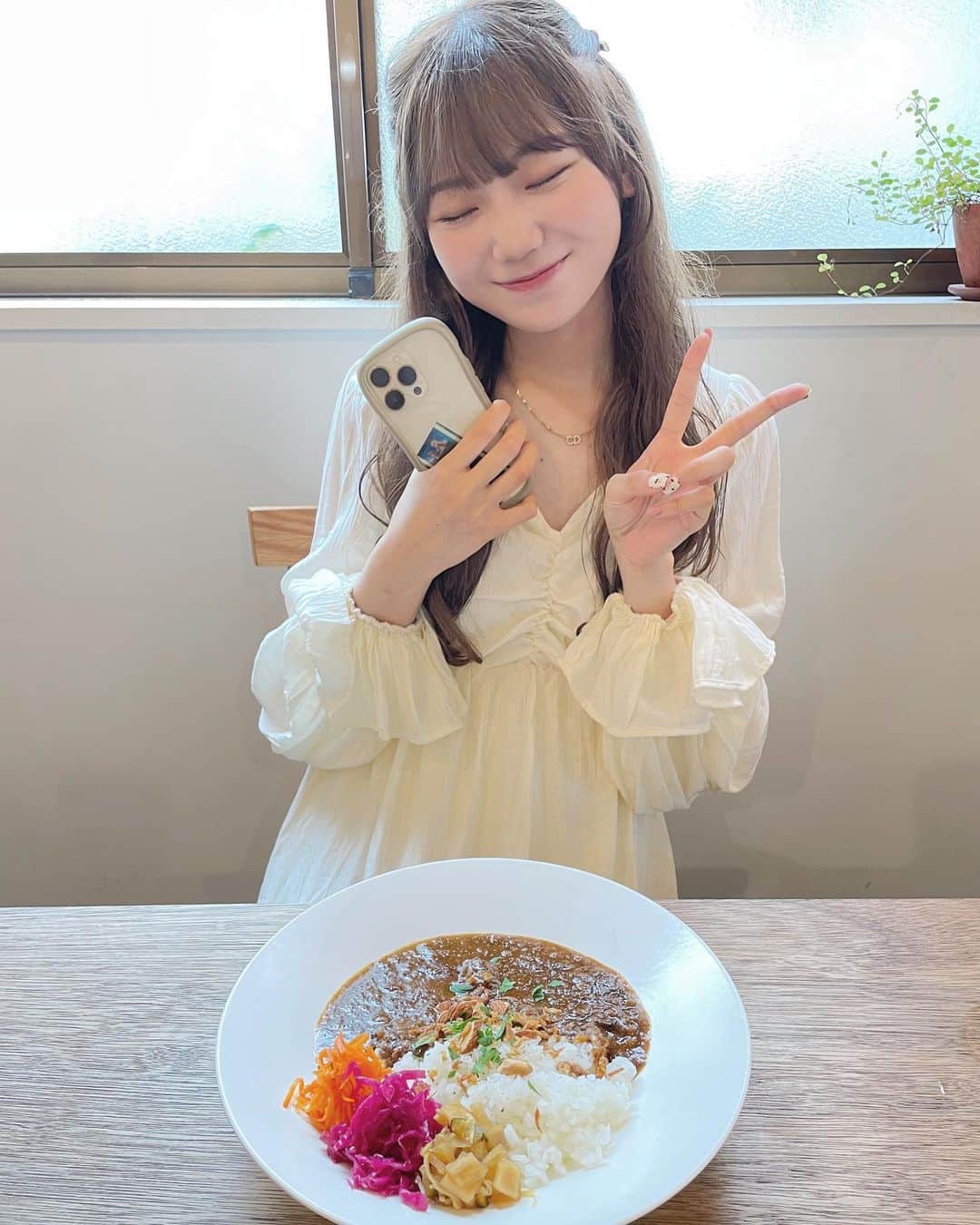 藤崎未夢さんのインスタグラム写真 - (藤崎未夢Instagram)「♡‬  📍フレンチカレーとお菓子のお店 Pino  気になっていてずっと行きたかったカレー屋さんへ お友達とデート🍛🤍  どれもおいしそうだったので2種類を半分こした！  普通のカレーやスパイスカレーとも違う いろんな味や食感が楽しめるカレーで どちらも本当に美味しかった〜🤤  お菓子も色々あってどれもおいし #そうだったよ！ お友達がレモンケーキ買ってくれた〜🍋  それにしてもお友達の写真のセンスが素晴らしすぎる､､🥺（1枚目と3枚目と4枚目） . .  #新潟 #新潟ランチ #pino  #フレンチカレーとお菓子の店pino #未夢ちゃんとデート」7月9日 15時05分 - miyu_miyu_ngt48