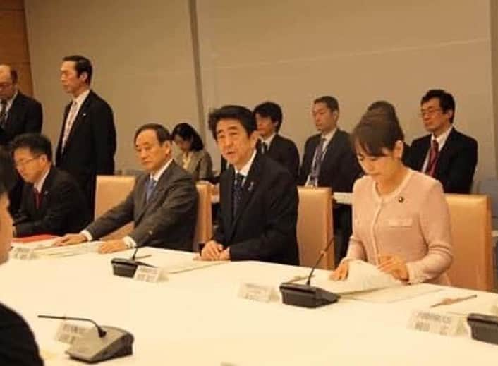 森まさこさんのインスタグラム写真 - (森まさこInstagram)「昨日一周忌法要と直会、立礼のあと、 午後2時半から 『世界に咲き誇れ日本 安倍晋三元総理の志を継承する集い』 が開かれ、参加いたしました。 ⁡ 安倍総理が進めてくださった 女性活躍推進法の策定に取り組んだ 当時の仲間や、 女性議員勉強会のメンバーが 声をかけてくださいました。 安倍総理の作ってくださったご縁です。 安倍総理は、初めての国連演説で 女性活躍について日本の総理として 初めて言及しました。 それは女性の幸福な人生のため、 更には日本の経済再生にも 少子化対策にもなくてはならないものであると 信じてくださったからです。 私は担当大臣として 演説のその部分について 何度も打ち合わせしたことを思い出します。 ⁡ そして東日本大震災からの復興にも、 『福島の復興なくして東北の復興なし。 東北の復興なくして日本の再生なし』と、 並々ならぬ思いをお持ちでした。 会では復興についての演説部分も、 ビデオで流されました。」7月9日 15時11分 - mori_masako_