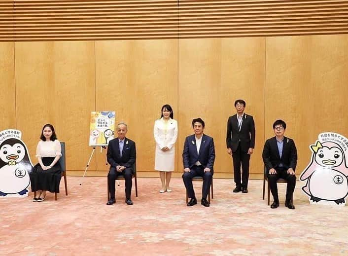 森まさこさんのインスタグラム写真 - (森まさこInstagram)「昨日一周忌法要と直会、立礼のあと、 午後2時半から 『世界に咲き誇れ日本 安倍晋三元総理の志を継承する集い』 が開かれ、参加いたしました。 ⁡ 安倍総理が進めてくださった 女性活躍推進法の策定に取り組んだ 当時の仲間や、 女性議員勉強会のメンバーが 声をかけてくださいました。 安倍総理の作ってくださったご縁です。 安倍総理は、初めての国連演説で 女性活躍について日本の総理として 初めて言及しました。 それは女性の幸福な人生のため、 更には日本の経済再生にも 少子化対策にもなくてはならないものであると 信じてくださったからです。 私は担当大臣として 演説のその部分について 何度も打ち合わせしたことを思い出します。 ⁡ そして東日本大震災からの復興にも、 『福島の復興なくして東北の復興なし。 東北の復興なくして日本の再生なし』と、 並々ならぬ思いをお持ちでした。 会では復興についての演説部分も、 ビデオで流されました。」7月9日 15時11分 - mori_masako_