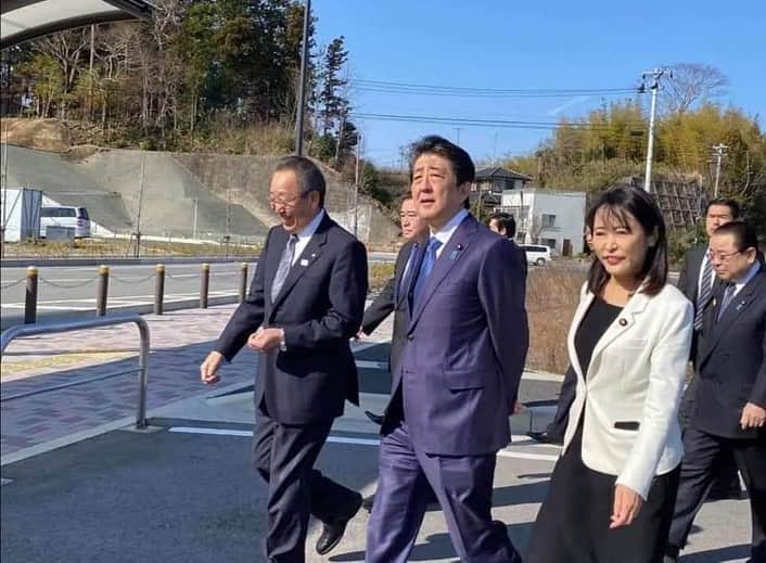 森まさこのインスタグラム：「昨日一周忌法要と直会、立礼のあと、 午後2時半から 『世界に咲き誇れ日本 安倍晋三元総理の志を継承する集い』 が開かれ、参加いたしました。 ⁡ 安倍総理が進めてくださった 女性活躍推進法の策定に取り組んだ 当時の仲間や、 女性議員勉強会のメンバーが 声をかけてくださいました。 安倍総理の作ってくださったご縁です。 安倍総理は、初めての国連演説で 女性活躍について日本の総理として 初めて言及しました。 それは女性の幸福な人生のため、 更には日本の経済再生にも 少子化対策にもなくてはならないものであると 信じてくださったからです。 私は担当大臣として 演説のその部分について 何度も打ち合わせしたことを思い出します。 ⁡ そして東日本大震災からの復興にも、 『福島の復興なくして東北の復興なし。 東北の復興なくして日本の再生なし』と、 並々ならぬ思いをお持ちでした。 会では復興についての演説部分も、 ビデオで流されました。」