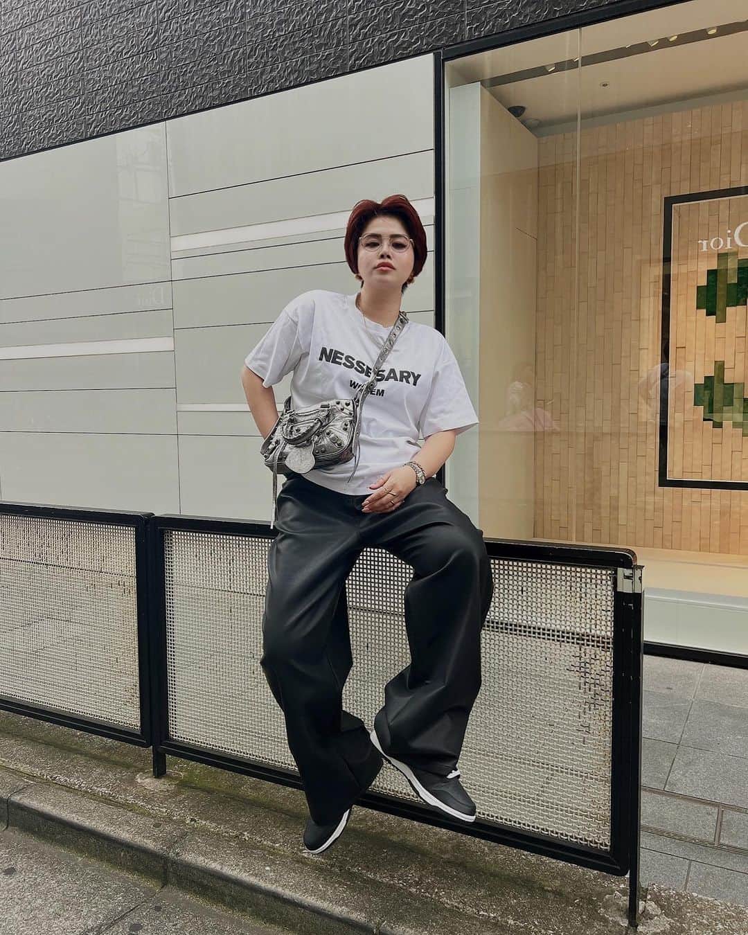 のインスタグラム：「⠀ 朝からお風呂入ったり、 だらだらとゲームしたり、 久しぶりにゆっくり時間。幸せ〜  ⠀ 今週は撮影が脅威の4本立てのため(震) 束の間のお家時間を🥹🙏🏻  ⠀ そして今週は、 いよいよお問い合わせ沢山頂いていたデニムと このTシャツの発売です…！ お待たせ致しやした😌  水曜日発売ですので、どうぞ、ご贔屓に〜 @wonem_official」
