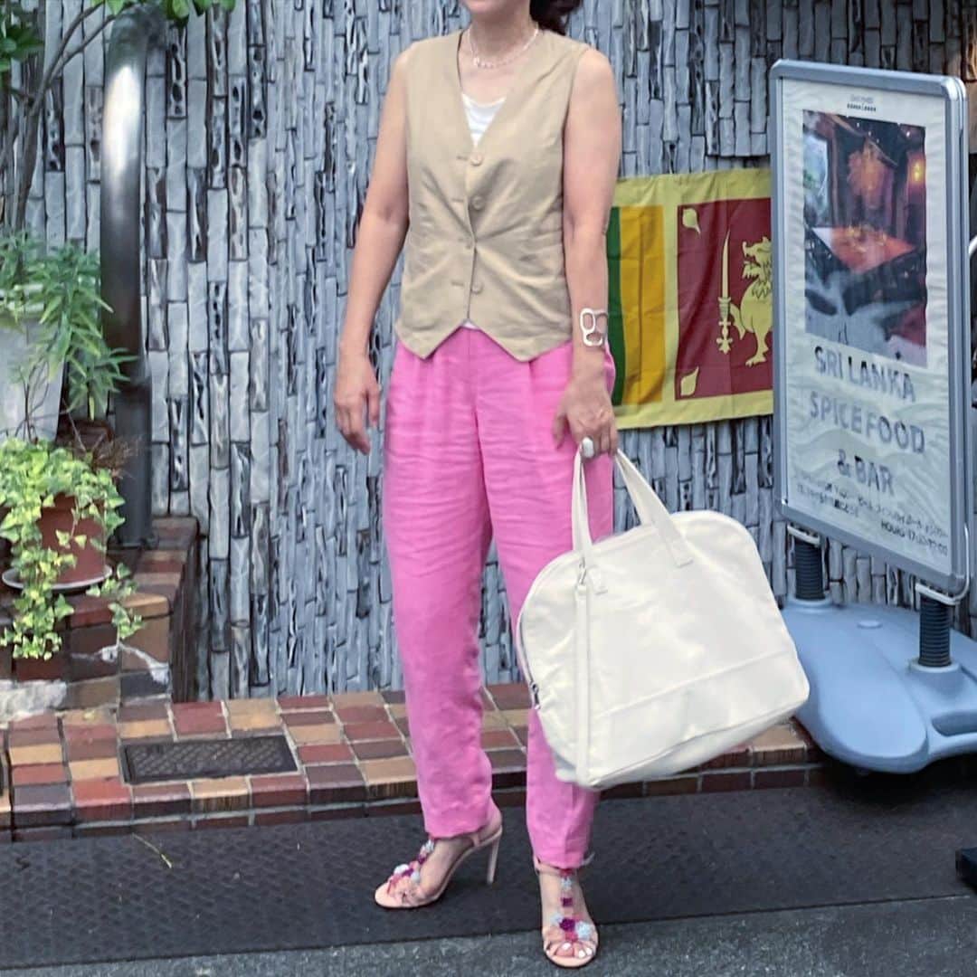 のインスタグラム：「. キャンパスバッグに バッサバッサと色んな物を入れてるw @no101_official   リネンパンツにキャンパス合わせ好き🤍🩷  . . . #キャンパスバッグ #リネンパンツ #アラカン #アラカンコーデ」