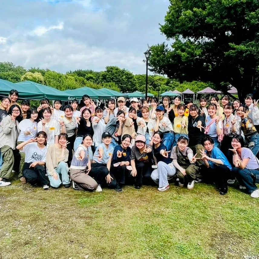 東京ウェディングカレッジのインスタグラム：「#学生CAST 夏の決起会BBQ🍖 夏休みOCスタートに向けて、全学年交流＆決起会が行われました😊  BBQやレクの企画は先輩CASTが担当。 学科や学年を超えて成長し合うチームを目指して! まずは先輩後輩関係なく仲良くなれる＆美味しくて楽しめるプログラムを考えてくれました◎  今年も、フレッシュな1年生がメンバーに加わりましたよ✨2・3年生は頼もしい顔してます これからの活躍が楽しみですね～♡  受験生の皆さん、ぜひOCで学年CASTに会いに来てください(^^)  #ブライダル専門学校 #ブライダル学生 #東京ウェディングホテル専門学校 #TWH」