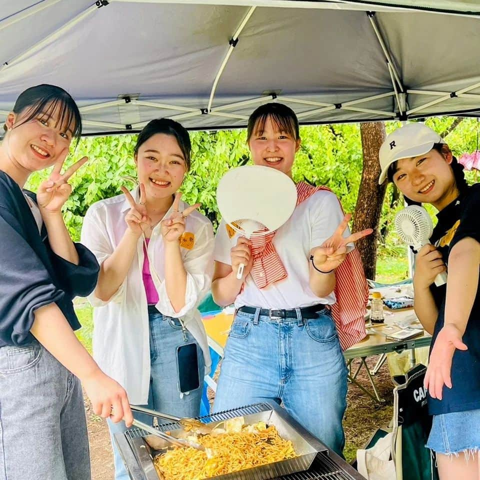 東京ウェディングカレッジさんのインスタグラム写真 - (東京ウェディングカレッジInstagram)「#学生CAST 夏の決起会BBQ🍖 夏休みOCスタートに向けて、全学年交流＆決起会が行われました😊  BBQやレクの企画は先輩CASTが担当。 学科や学年を超えて成長し合うチームを目指して! まずは先輩後輩関係なく仲良くなれる＆美味しくて楽しめるプログラムを考えてくれました◎  今年も、フレッシュな1年生がメンバーに加わりましたよ✨2・3年生は頼もしい顔してます これからの活躍が楽しみですね～♡  受験生の皆さん、ぜひOCで学年CASTに会いに来てください(^^)  #ブライダル専門学校 #ブライダル学生 #東京ウェディングホテル専門学校 #TWH」7月9日 15時21分 - weddingcollege