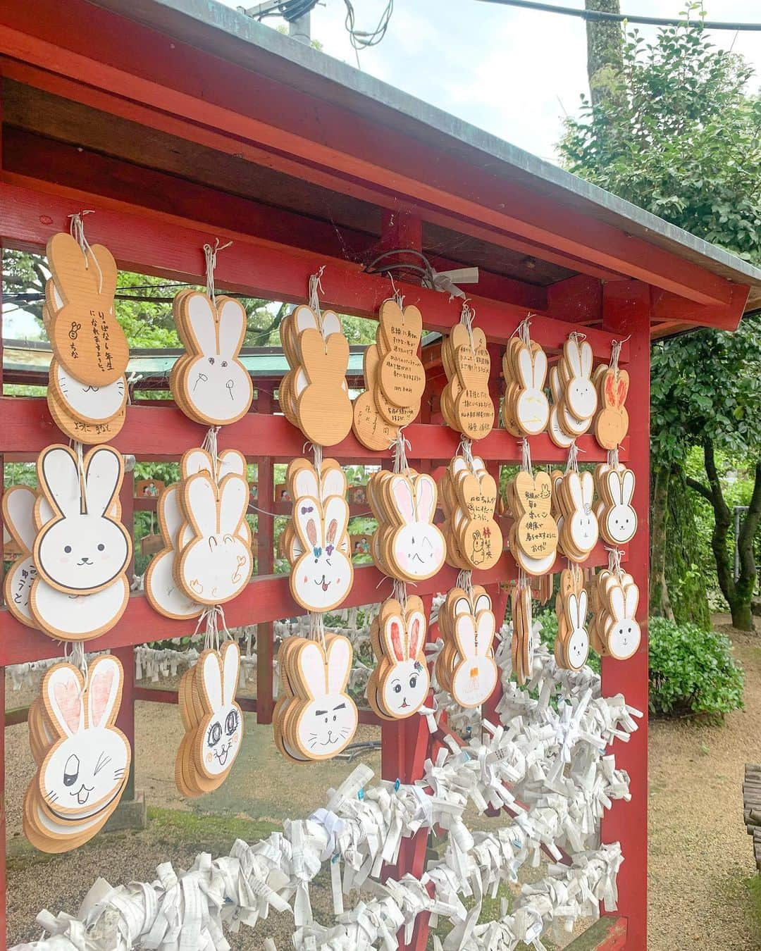 中橋舞さんのインスタグラム写真 - (中橋舞Instagram)「. run🏃‍♀️💨 13km🩴sandal run  着いたのは #藤田神社 という神社⛩ うさぎいっぱい🐇可愛い神社  手水舎に紫陽花や短冊が🎋 たくさん"家族が元気で過ごせますように"と子供の可愛い文字で書かれていて癒されました💓  ウサギの絵馬が可愛い神社 入口にも "幸せピョンピョン跳んでくる"🐇の 可愛いイラスト  昔御朱印ランをよくしていたけど 岡山の神社巡るのも楽しそうやなと 今度天気のいい時にリベンジしよかな  道中の半分は田んぼ見ながらのランで 長閑やなぁと🏃‍♀️ 街中を走るのもいいけれど 長閑な景色はいいものだ☺️ (めっちゃ鳥いた！！)  走った後はバケツの水をかぶったみたいな汗だった🤣  #ランニング #ラン #神社巡り  #サンダルラン #ママランナー #⛩ #ランニング女子 #岡山 #岡山神社 #藤田神社 #japanphoto  #okayama #岡山 #日本の風景  #japan_photo_now」7月9日 15時23分 - mai_nakahashi