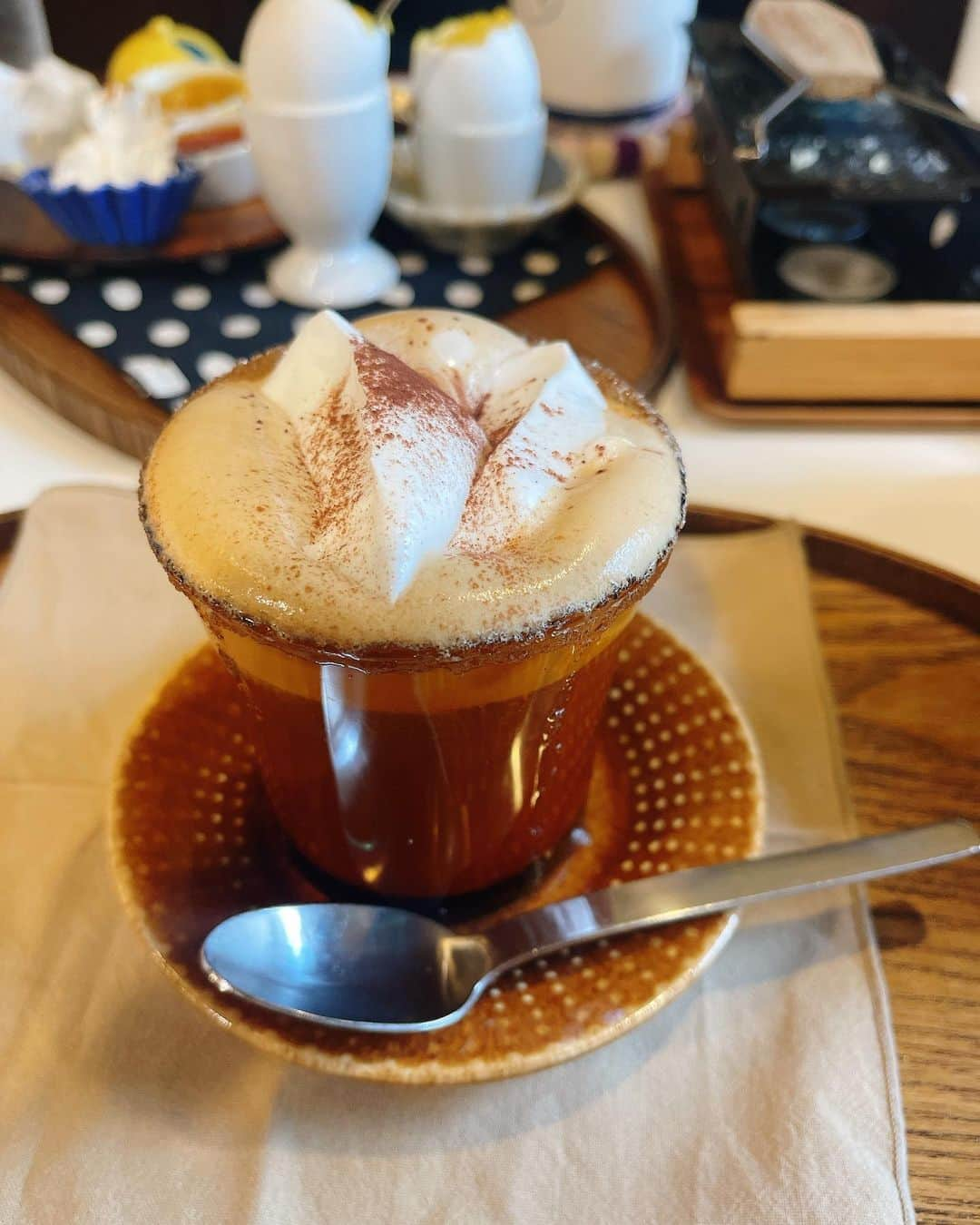 大貫亜美のインスタグラム：「#先日の渡韓🇰🇷 先発組と待ち合わせた初めてのカフェ☕️ 卓上で焼くトーストとラクレットチーズがあるらしい。お店も商品もなんとなく全てにジブリみがあって可愛い☺️ わたしも小狸も渡韓したら韓国ならではなものばっか食べるけど、ここはまた来てトースト食べたいな🍞 #韓国カフェ #韓国で人気の #アインシュペナー #コーヒーの上にホイップ乗ってるやつ #ウインナーコーヒーではないと…？ #可愛い袋の中身はフィナンシェ #人が食べる用のワンちゃんケーキ #可愛いパッケージの商品 #お土産にと思ったんだけど #皿は重いよね #トースト食べたいなとか言ってるけど #そんな余裕あったら #参鶏湯かソルロンタンだよね」