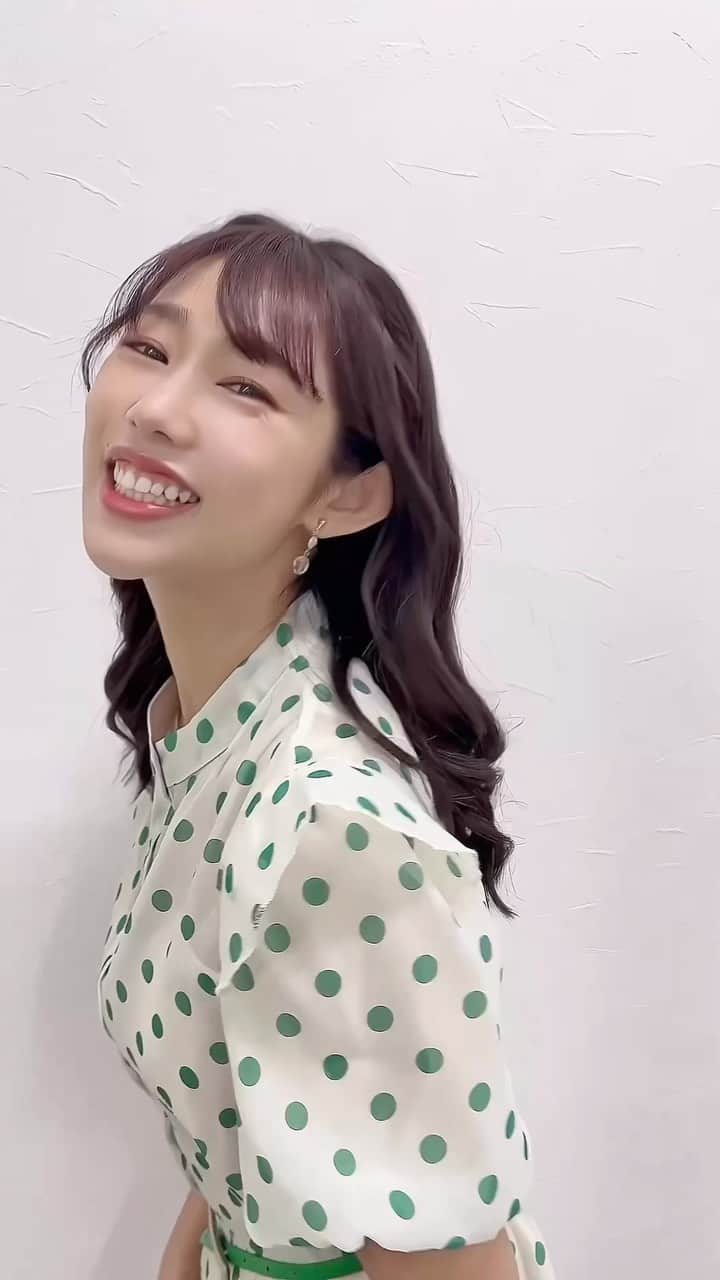 堀江聖夏のインスタグラム：「⌇‎もう少しだけ🤍 ⁡ グリーンドット柄、可愛い🫶💚 透け感があると夏っぽいよね.ᐟ.ᐟ ⁡ 髪の毛、ばっさり切るか迷ってるよ⸒⸒〰︎‪‪ ⁡ BS日テレ「汐留TV!」 毎週22:54〜放送しています📺 ⁡ 衣装は ⁡ ワンピース：WildLily @wildlily_daikanyama  イヤリング：ABISTE @abiste_official  サンダル：DIANA @dianashoespress  ⁡ スタイリストのやまさん、いつも ありがとうございます♡  @stylist_sanae_ymsk_   いつも、観たよっ！コメントを ありがとう🙏♡ ⁡ ________________________________ #汐留TV #ワンピース #ワンピ #水玉ワンピース  #ドレス #夏服 #ブルベ冬 #wildlilydaikanyama」