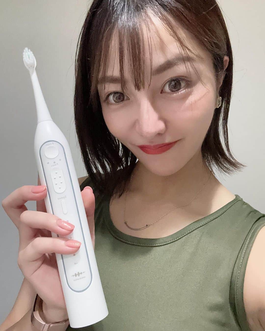 サヤカのインスタグラム：「. 最近楽天市場でも話題の @official__wavewave のジェットウォッシャーを使用してみました😬✨  電動歯ブラシとフロスが同時に使える2in1タイプになっているよ😊  電動歯ブラシだけでもフロスだけでも、同時使いもできるから用途に合わせて使えるんです🙌😌  水圧で落とすフロスってどうなんだろうって思ったけどしっかり歯間の汚れも取り除いてくれて使用した後の歯のツルツル感はやみつきになります🦷🪥✨  ヘッドも硬めと柔らかめとセットになっていて、歯磨きやフロスのスピードやレベルも自分の好みに調整できるよ😊  自分で歯磨きしてフロスすると結構時間もかかってしまうけど、ジェットウォッシｬｰだと最短2分でできてしまうから時短にもなって忙しい人にもぴったり😇！  口臭ケアもしっかりできるから矯正中の人とかにもおすすめです😌！  私も初めは慣れるまで少し手こずったけど最近はハマって毎日使ってます😍  気になる人は是非楽天市場で "ジェットウォッシャー"、"wavewave"で検索してみてくださいね😍  みんなで美しい歯を目指しましょう🦷☺️✨  #wavewave #電動歯ブラシ #口腔洗浄器 #デンタルケア #ホワイトニング #歯のエステ」