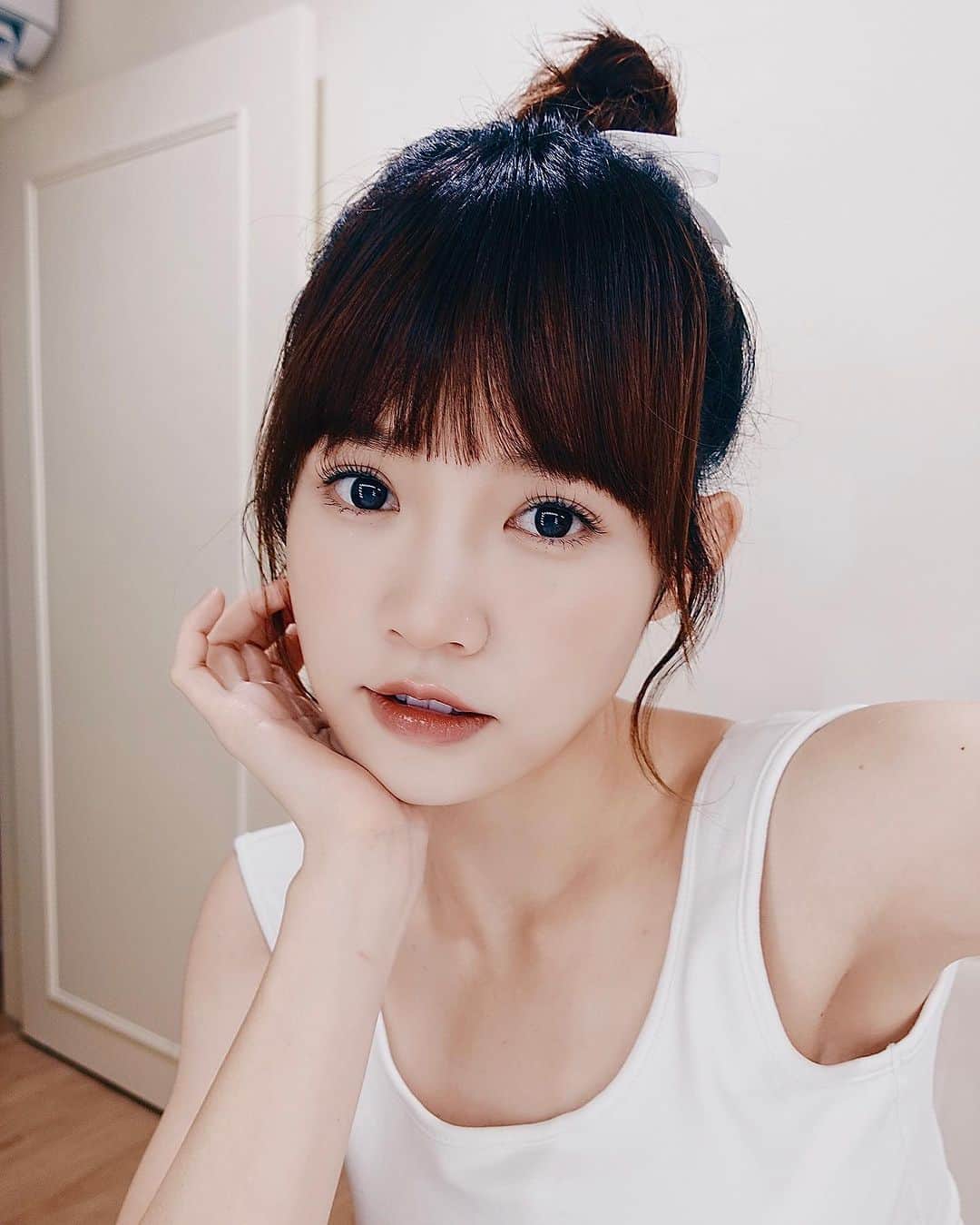 ウー・シンティーのインスタグラム：「好看の妝髮與久違の自拍照加一個小確幸故事!  今天不小心把電池和蓋子掉到床頭底下 伸手下去找 摸到了不一樣觸感的東西⋯ 拿上來一看 是 過年時放枕頭下的紅包！！！ 裡面有壓歲錢$2200✨  𝐘𝐞𝐚𝐡獲得意外之財  （咦本來就是我的？）  （而且掉下去的東西還沒找到）  ᖗ( ᐛ )ᖘ」