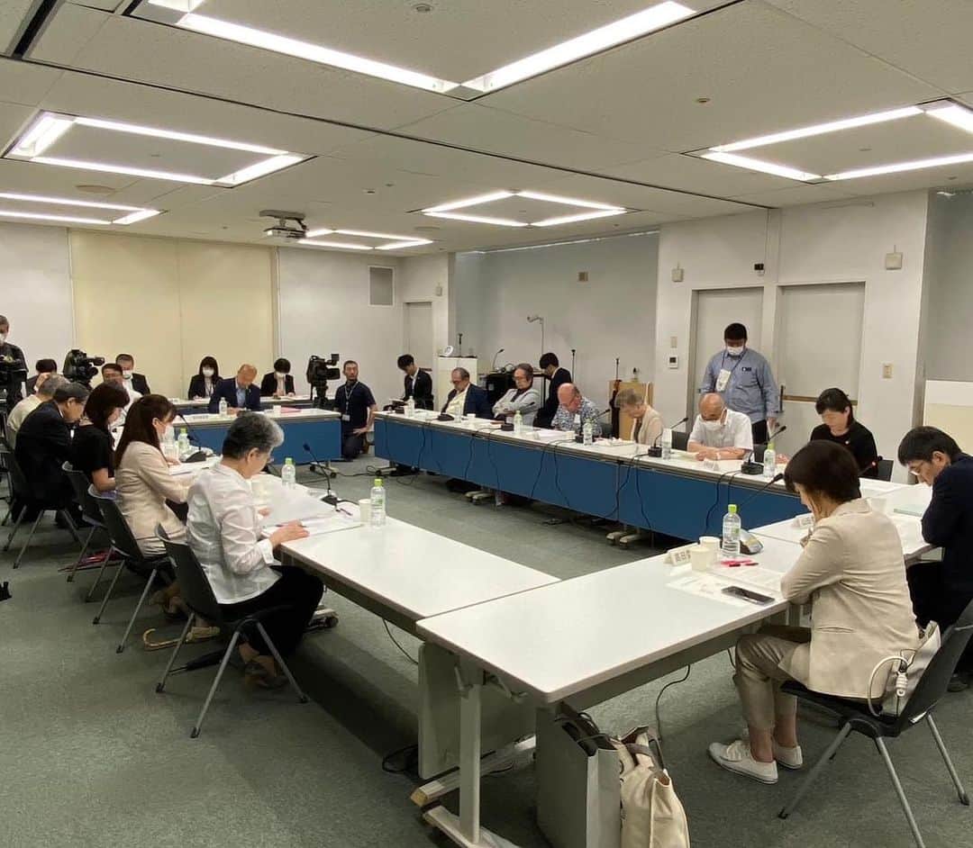 前田真里のインスタグラム：「7月8日は、今年3回目の長崎市平和宣言文起草委員会に出席させていただきました。  被爆78年。長崎らしさ. 浦上から鈴木市長が世界に届けるにはどんな内容がいいのか 皆さんとじっくり話し合いました。  気づいたらもう１ヶ月後は、 長崎に原子爆弾が投下された8月9日です。  *写真:1枚目と3枚目は、長崎市公式TwitterとFacebookから。  2枚目は、けさの長崎新聞一面です。朝長先生、升本さん、村上さんの発言に今回も学ばせていただきました。」