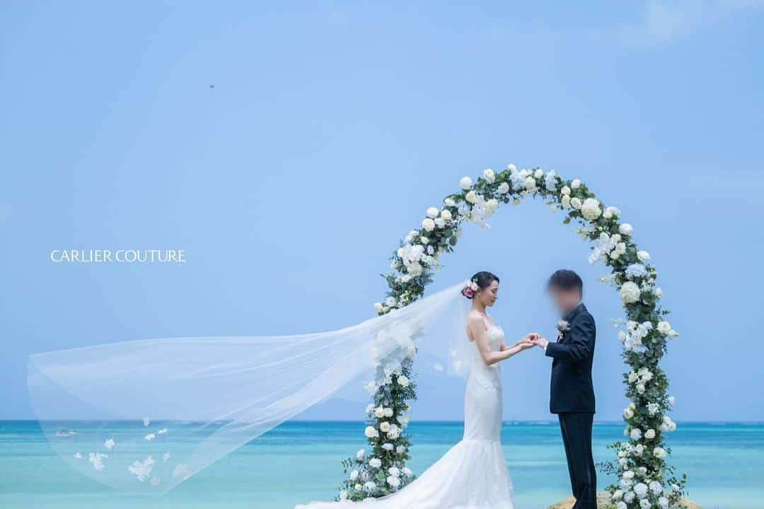 order dress カルリエ クチュールさんのインスタグラム写真 - (order dress カルリエ クチュールInstagram)「. 【Carlier Couture's Bride】 beautiful bride in a location photo  お花が大好きな花嫁さま こだわりのフラワーアーチが とっても素敵なお写真をいただきました🌿  Carlier Coutureで お作りさせていただいたのは、  ✔︎リバーレースを用いたマーメイド ✔︎同じレースを散りばめたロングベール  その他にも、イメージチェンジのための お小物も製作させていただきました。 こちらはまた追ってご紹介させてください🫶🏻  もう、見ての通りですが ともかく花嫁さまが美しく✨ マーメイドが本当にお似合いでした。  ____  ⚠️ただいま @carlier_couture での オーダーのお承りは休止中でございます。  休止前にオーダーいただいたものを まだまだpostさせて頂きますが、 ご了承くださいませ🙇🏻‍♀️🙇🏻‍♀️  ____  現在のメインはこちら @carlier_couture_deuxieme   ぜひfollowしていただけますと 励みになります❤️‍🔥❤️‍🔥 （ストーリーは最近↑がメインです）  イメージコンサルティング 個別メニューも8月いっぱいまで スケジュールアップしております✨ HPよりメニュー詳細、ご予約、 お待ちいたしております🫶🏻  +++—————————————————-+++  お客様のお写真の無断転載は固くお断り致します。 NO COPYING PLEASE / 禁止转载  +++—————————————————-+++  #マーメイドドレス #オーダーマーメイドドレス #リゾートウェディング #リゾート婚 #オーダーウェディングドレス #オーダードレス」7月9日 15時33分 - carlier_couture