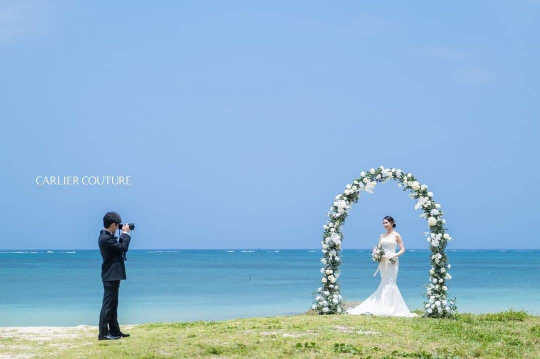 order dress カルリエ クチュールさんのインスタグラム写真 - (order dress カルリエ クチュールInstagram)「. 【Carlier Couture's Bride】 beautiful bride in a location photo  お花が大好きな花嫁さま こだわりのフラワーアーチが とっても素敵なお写真をいただきました🌿  Carlier Coutureで お作りさせていただいたのは、  ✔︎リバーレースを用いたマーメイド ✔︎同じレースを散りばめたロングベール  その他にも、イメージチェンジのための お小物も製作させていただきました。 こちらはまた追ってご紹介させてください🫶🏻  もう、見ての通りですが ともかく花嫁さまが美しく✨ マーメイドが本当にお似合いでした。  ____  ⚠️ただいま @carlier_couture での オーダーのお承りは休止中でございます。  休止前にオーダーいただいたものを まだまだpostさせて頂きますが、 ご了承くださいませ🙇🏻‍♀️🙇🏻‍♀️  ____  現在のメインはこちら @carlier_couture_deuxieme   ぜひfollowしていただけますと 励みになります❤️‍🔥❤️‍🔥 （ストーリーは最近↑がメインです）  イメージコンサルティング 個別メニューも8月いっぱいまで スケジュールアップしております✨ HPよりメニュー詳細、ご予約、 お待ちいたしております🫶🏻  +++—————————————————-+++  お客様のお写真の無断転載は固くお断り致します。 NO COPYING PLEASE / 禁止转载  +++—————————————————-+++  #マーメイドドレス #オーダーマーメイドドレス #リゾートウェディング #リゾート婚 #オーダーウェディングドレス #オーダードレス」7月9日 15時33分 - carlier_couture