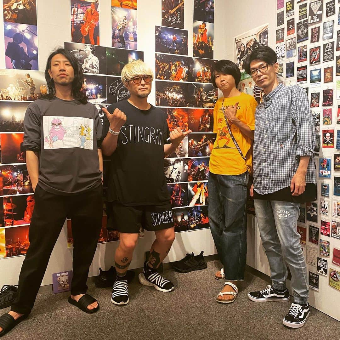 のインスタグラム：「【盛岡サウシュー写真展ゲスト】 本日ギャラリー横のthe five moriokaでライブのビレッジマンズストアのミツル君、岩ちゃん、ウエムラ君が来てくれました！ありがとうございます！ 是非ライブ前に寄ってみてください♪ #サウシュー　#盛岡　#ビレッジマンズストア #stingray」