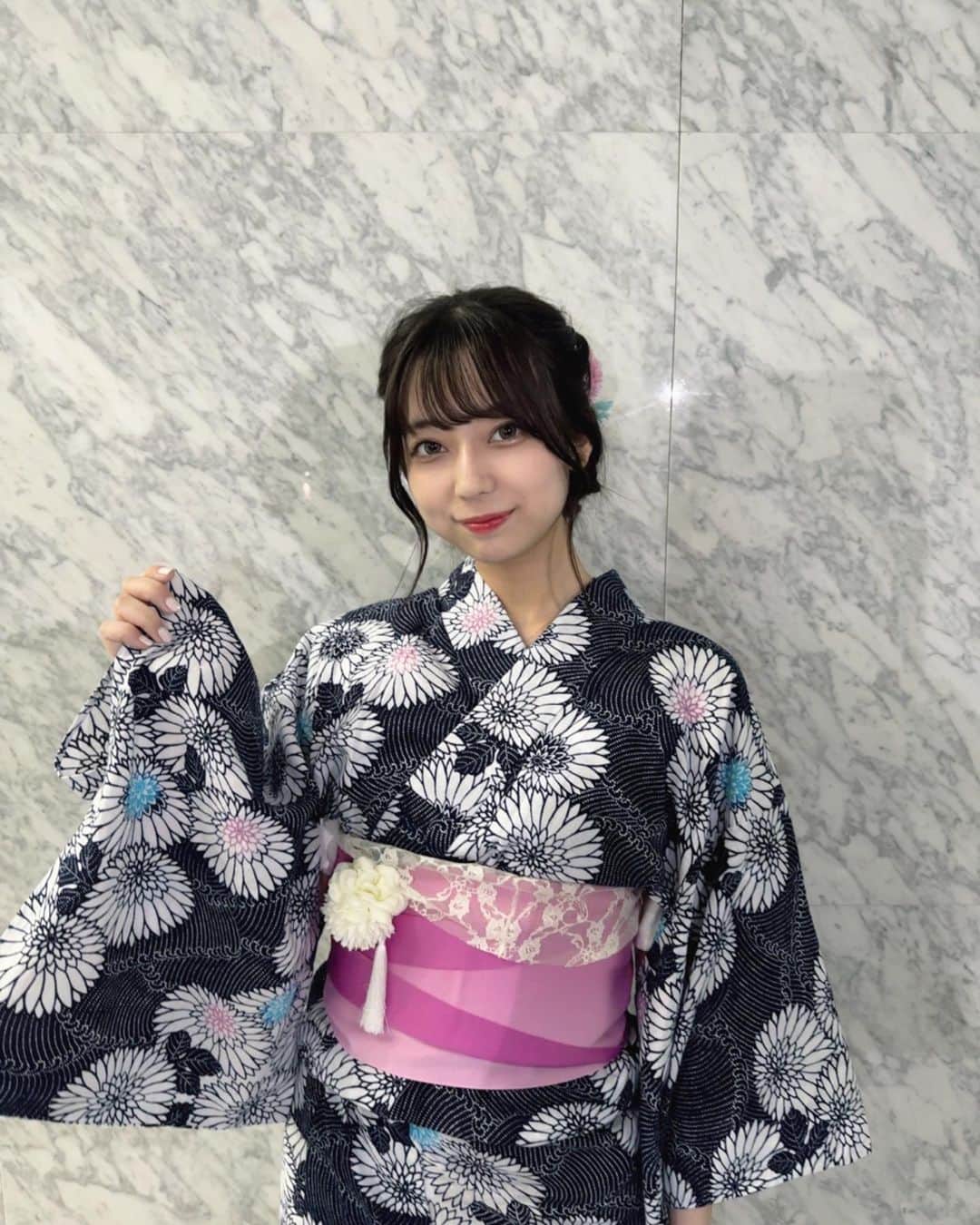 高村栞里のインスタグラム：「2O23 初浴衣🍧𓈒𓂃🕊  お母さんに着付けてもらいました(´･･`)   #浴衣  #浴衣ヘア  #浴衣女子  #浴衣コーデ  #夏」