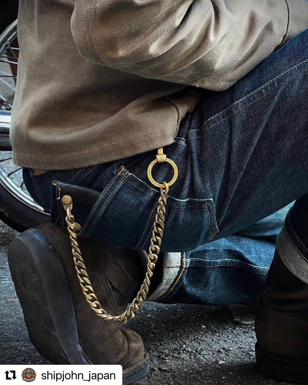 のインスタグラム：「#Repost @shipjohn_japan with @use.repost ・・・ ・ 〜Gibson Chain Wallet × Belt Loop Buddy〈Good Art HLYWD〉  SHIP JOHNのレザーアイテムの中で一番人気の"Gibson Chain Wallet"。 こちらのお客さんは、ウォレット用にと自身で用意したハイエンド・ジュエリー・ブランド《 @goodarthlywd 》の"Belt Loop Buddy"を取り付けられています。 どちらもブラス（真鍮製）ということで相性も良く、お客さんもとても気に入っている組み合わせなんだとか。  さらに詳しい内容はブログをご覧ください。  【Blog】 https://wescojapan.blogspot.com/2023/07/ship-john-gibson-chain-wallet-belt-loop.html?m=1 ・ @wesco_japan アカウントトップのURLからブログへリンクします。 ・ #shipjohn #GibsonChainWallet #goodarthlywd #BeltLoopBuddy  #shipjohnjapan #wescojapan #madeinUSA #oregon #portland #workwear #workwearstyle」