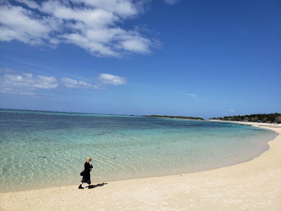 吉田有里さんのインスタグラム写真 - (吉田有里Instagram)「久しぶりすぎて投稿をためらっていたので 沖縄の碧さでごりおします  梅雨明けでないのにもう夏みたい！ みんなは楽しい夏の予定がありますか？教えてください ない人は昨日食べたものでもいいです  #沖縄 #海 #夏 (とにかく日々の日焼け対策がしんどい)」7月9日 15時43分 - yu_ri_ysd
