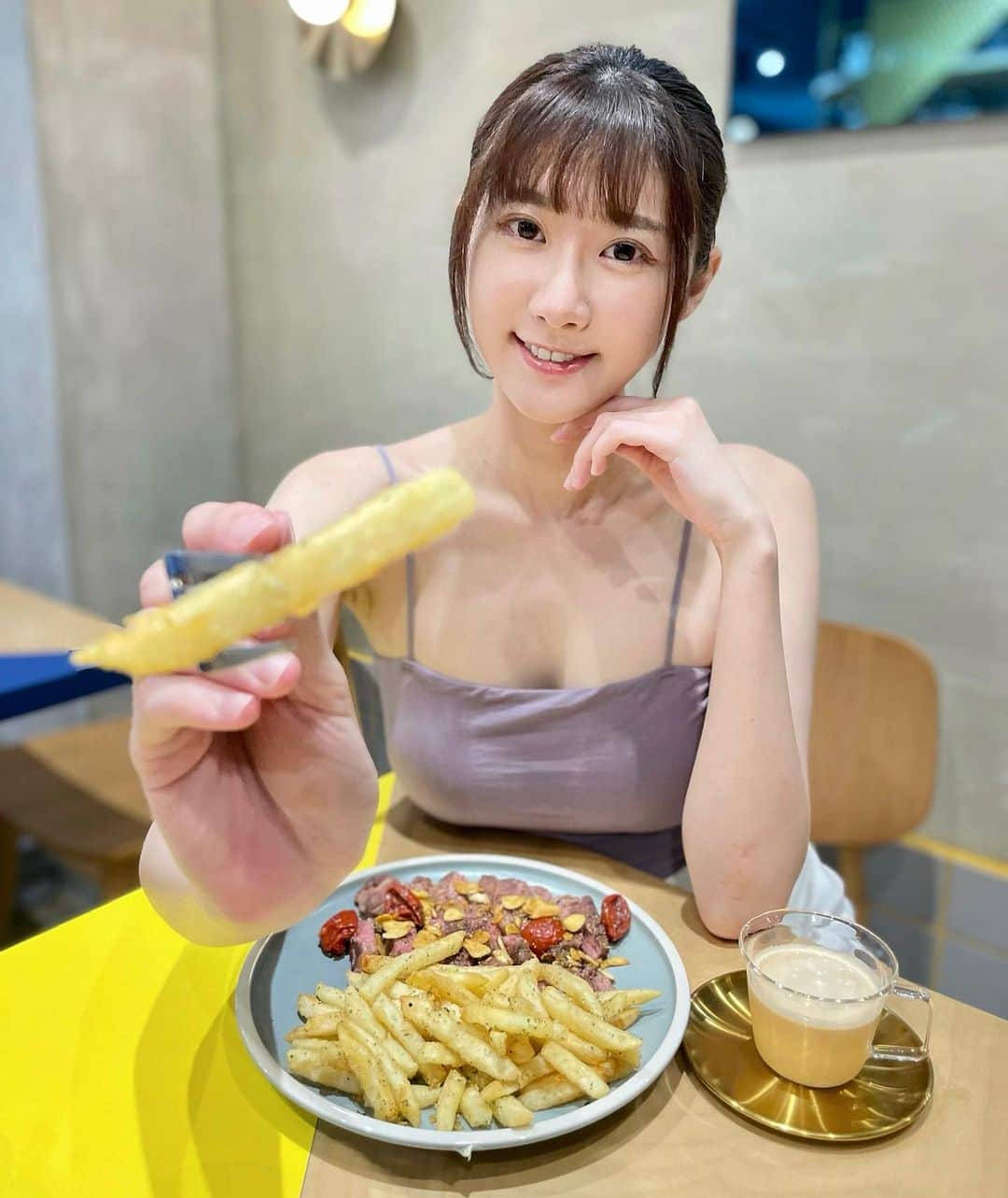 茉晶のインスタグラム：「餵食視角😂？  但薯條不能吃太多會胖🥲  @ob_design 的Bra Top很適合今年悶熱的夏天ʕ •ᴥ•ʔ 想要包色，但黑、白已完售！ 目前有灰紫、牛果油綠可以選唷💗」