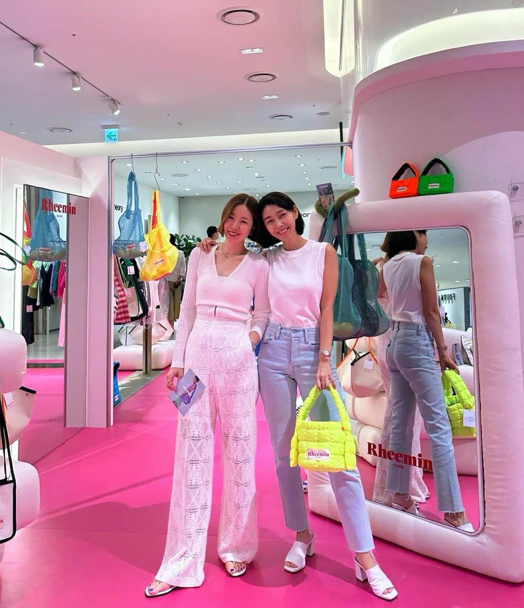 パク・タミのインスタグラム：「- 오늘 날씨 정말 거짓말 같아요ㅎ 아침엔 하늘 구멍난것처럼 비가 쏟아지더니, 리민 팝업 쇼핑하고 나왔는데, 세상 푹푹! 찜통ㅎㅎ  판교 현대백화점 정말 오랜만에 와보는 것 같아요. @rheemin_official 팝업을 너무 예쁘게 꾸며놔서, 보는 재미 + 사는 재미 💚 jjuha도 하나 사들고 손에 꼭 쥔채 잠들었어요ㅎ ‘엄마 가방.촉감이 너무 좋아요~'한마디 하고 ㅋ  판교 현대백화점 3층에서 #리민 팝업중이예요~」