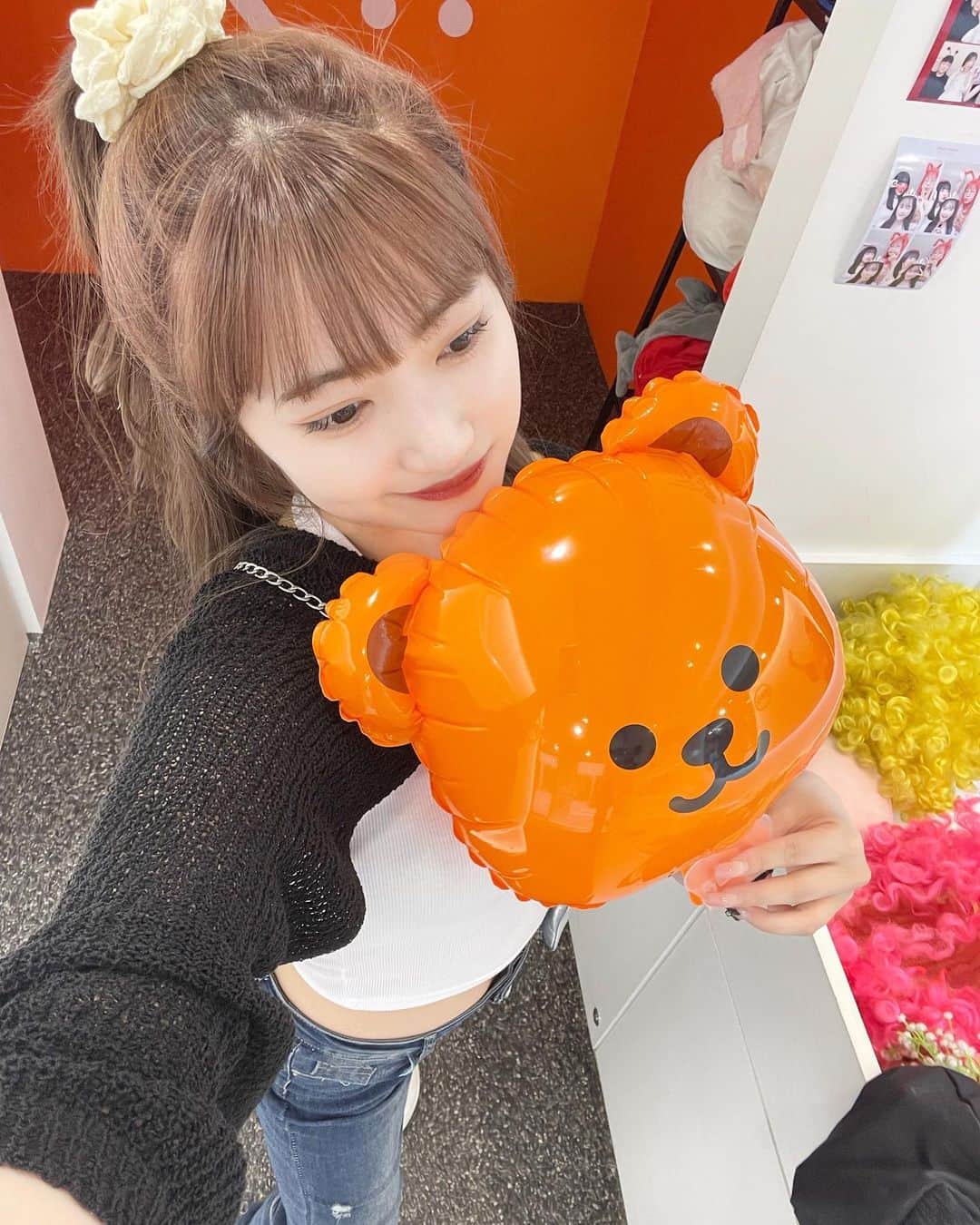 河﨑莉奈のインスタグラム：「スキンケア頑張る夏にする🧡‼️  @qoo10.official 様から素敵なBOXを頂いたので 韓国に持ってきて早速使ってます✨  パックはもちろん気になってた美容液も入ってて嬉しい🥹  みんなもQoo10メガポチェックしてみてね‼️  #qoo10megakit #メガポ」